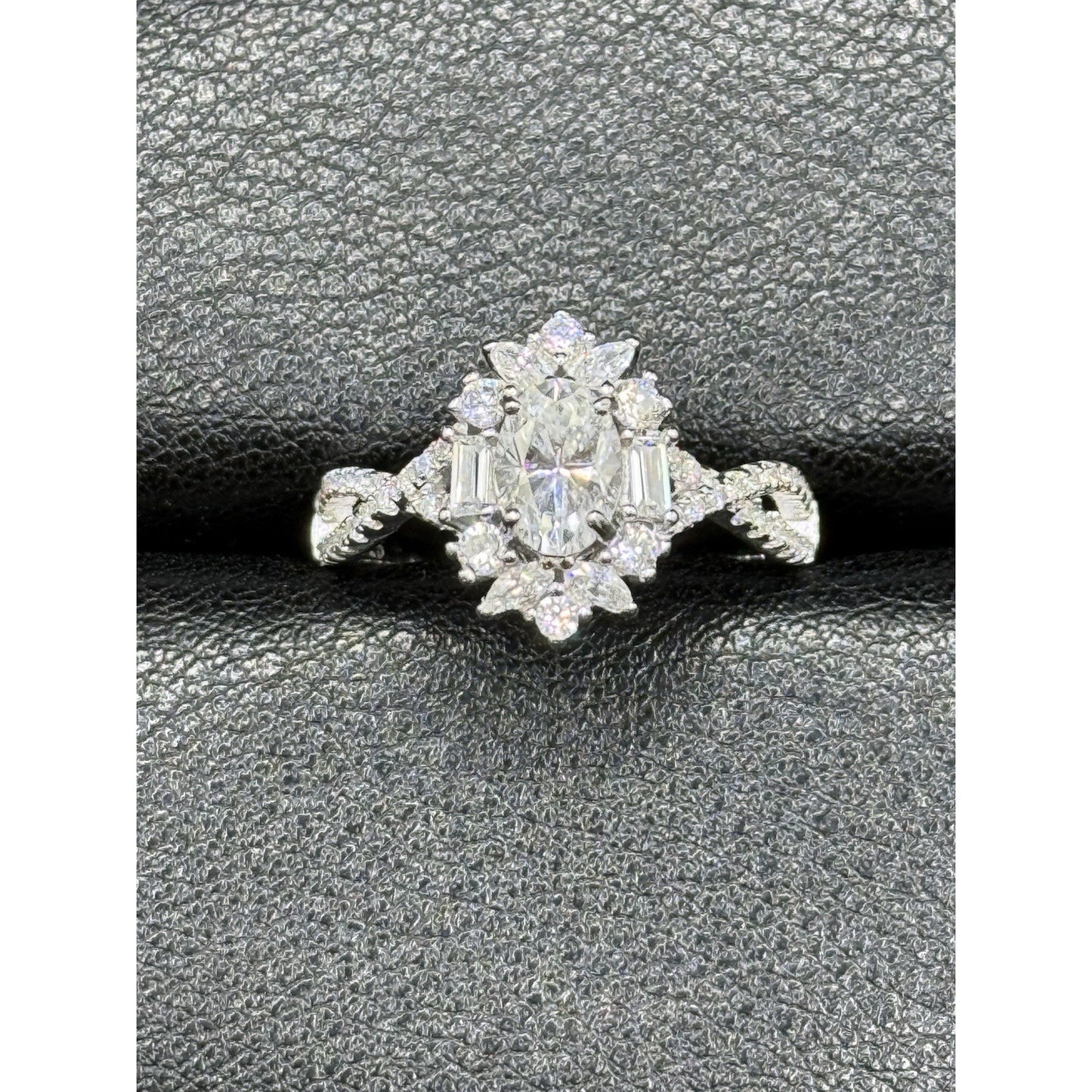 New Condition Sterling Silver Moissanite Oval Center Stone Ring Size 7.00 GRA