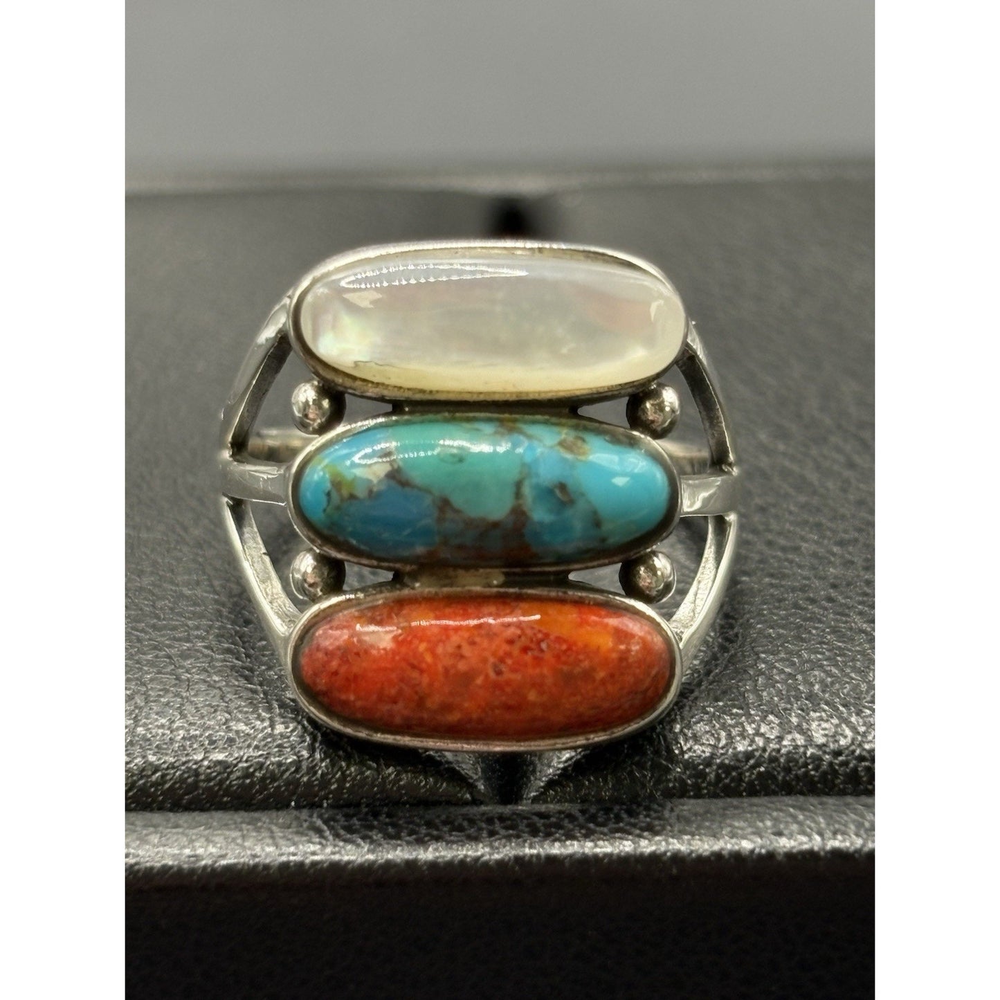 New Condition Sterling Silver Mother Pearl Turquoise Coral Ring Size 8 Y02