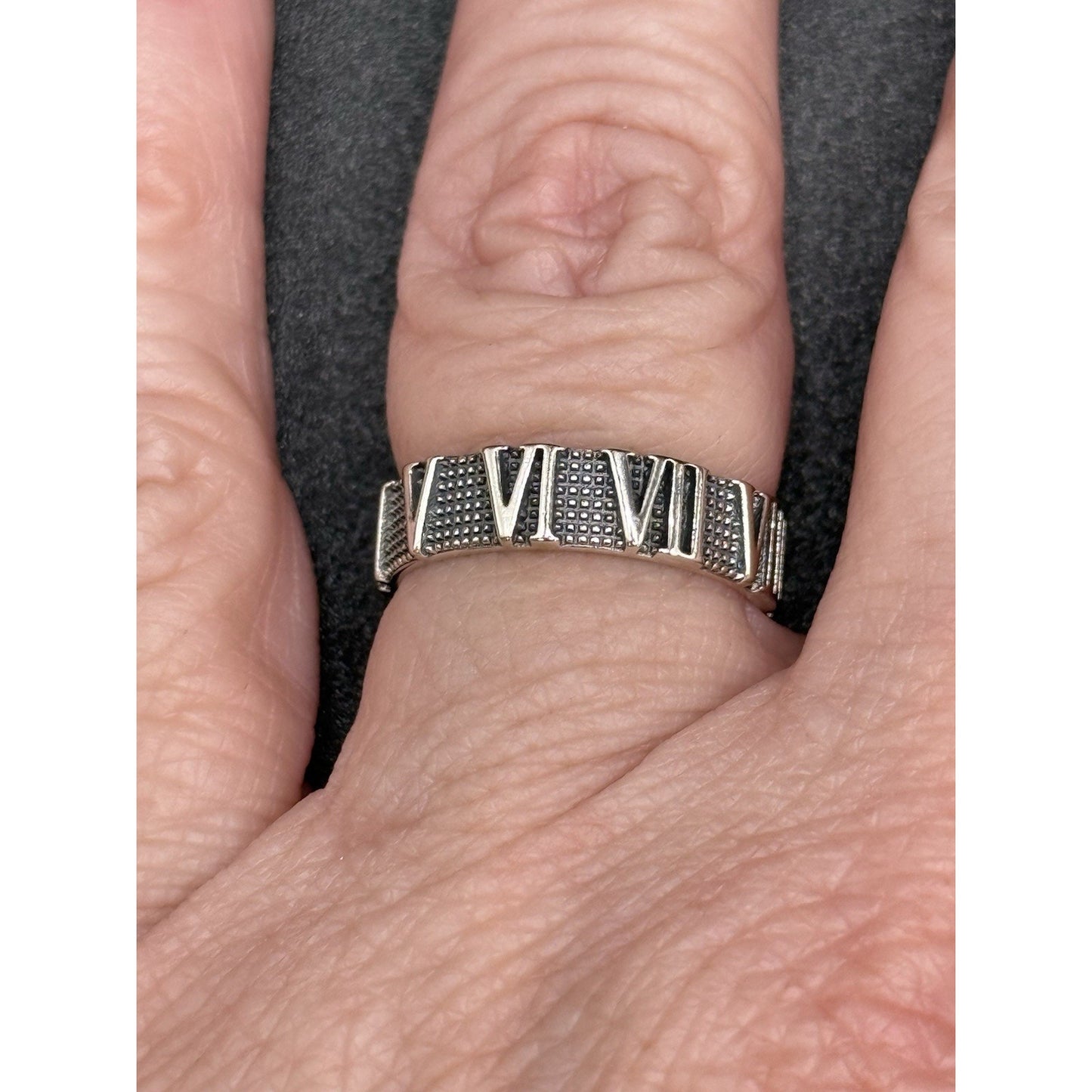 Excellent Used Condition Sterling Silver Roman Numerals Band Ring Size 6.50 Q7