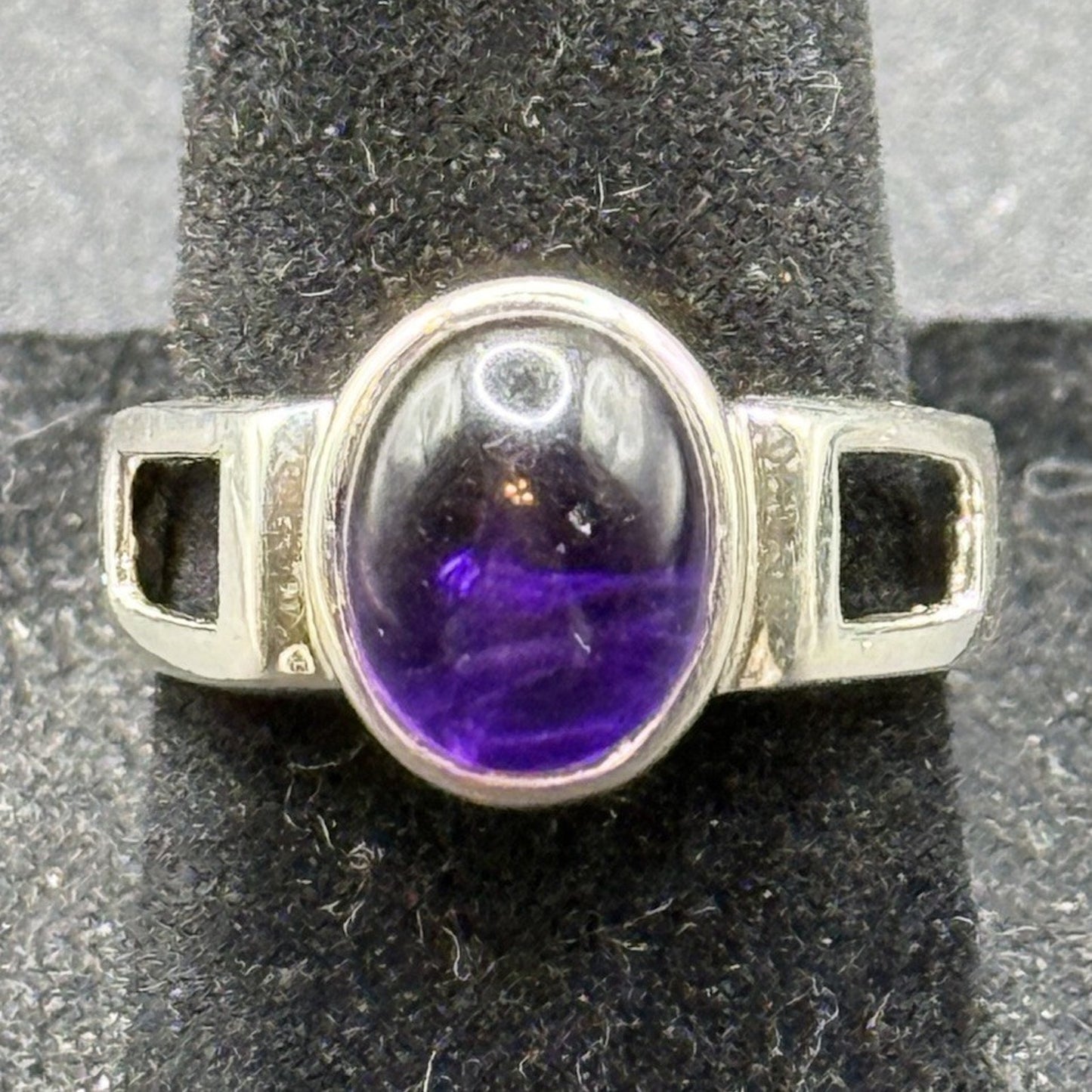 Excellent Used Condition Genuine Amethyst Ring Size 7.00 P19