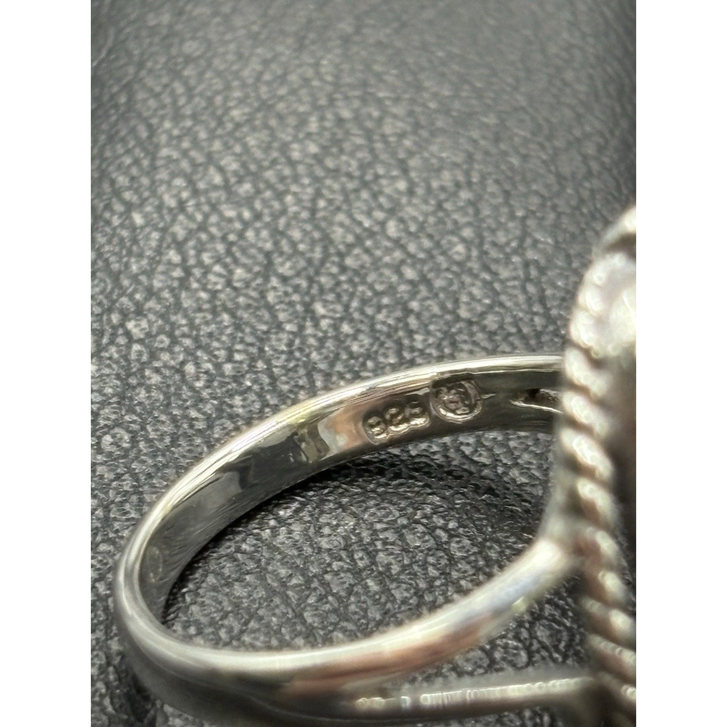 NewCondition SterlingSilver White Buffalo Feather Bezel Ring 4g 23mm 925 Size 7