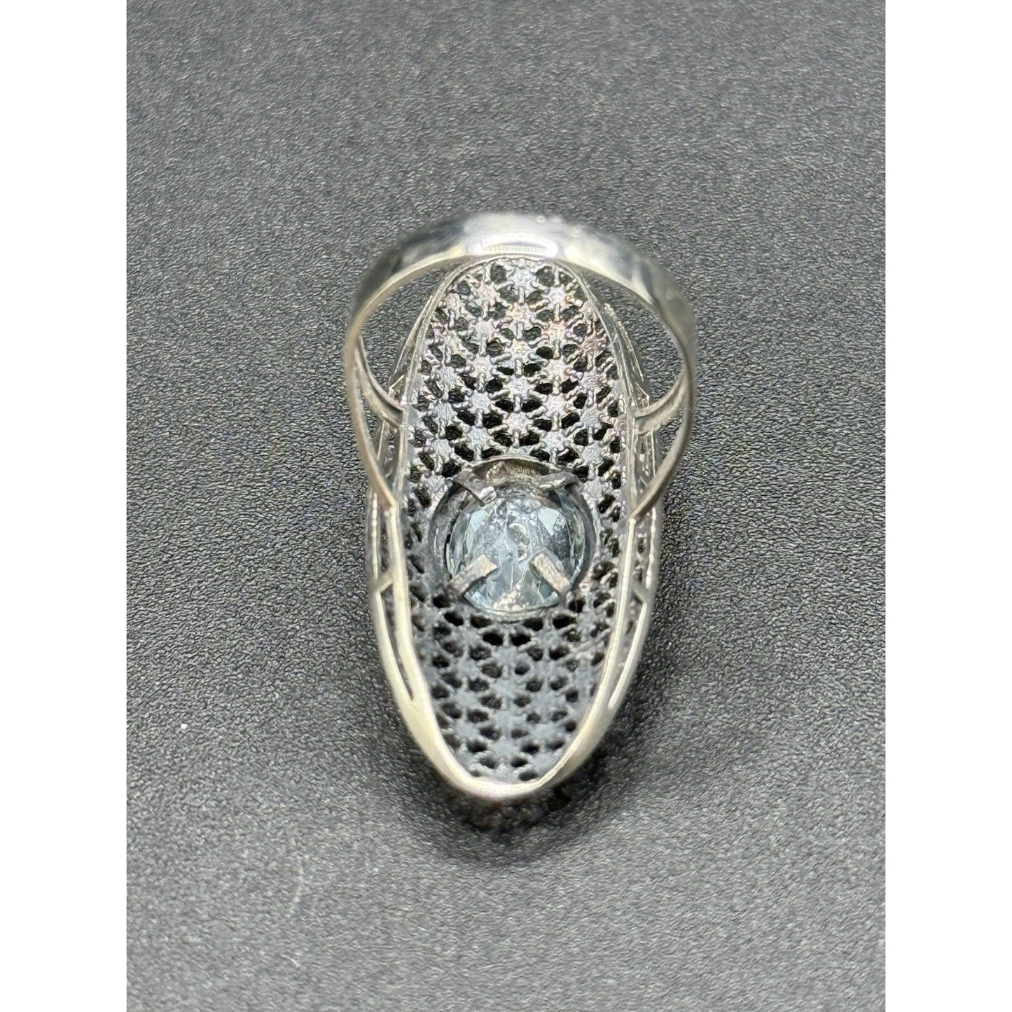 EUC Oblong Sterling Silver Genuine Topaz Ring Size 7.00 Q24