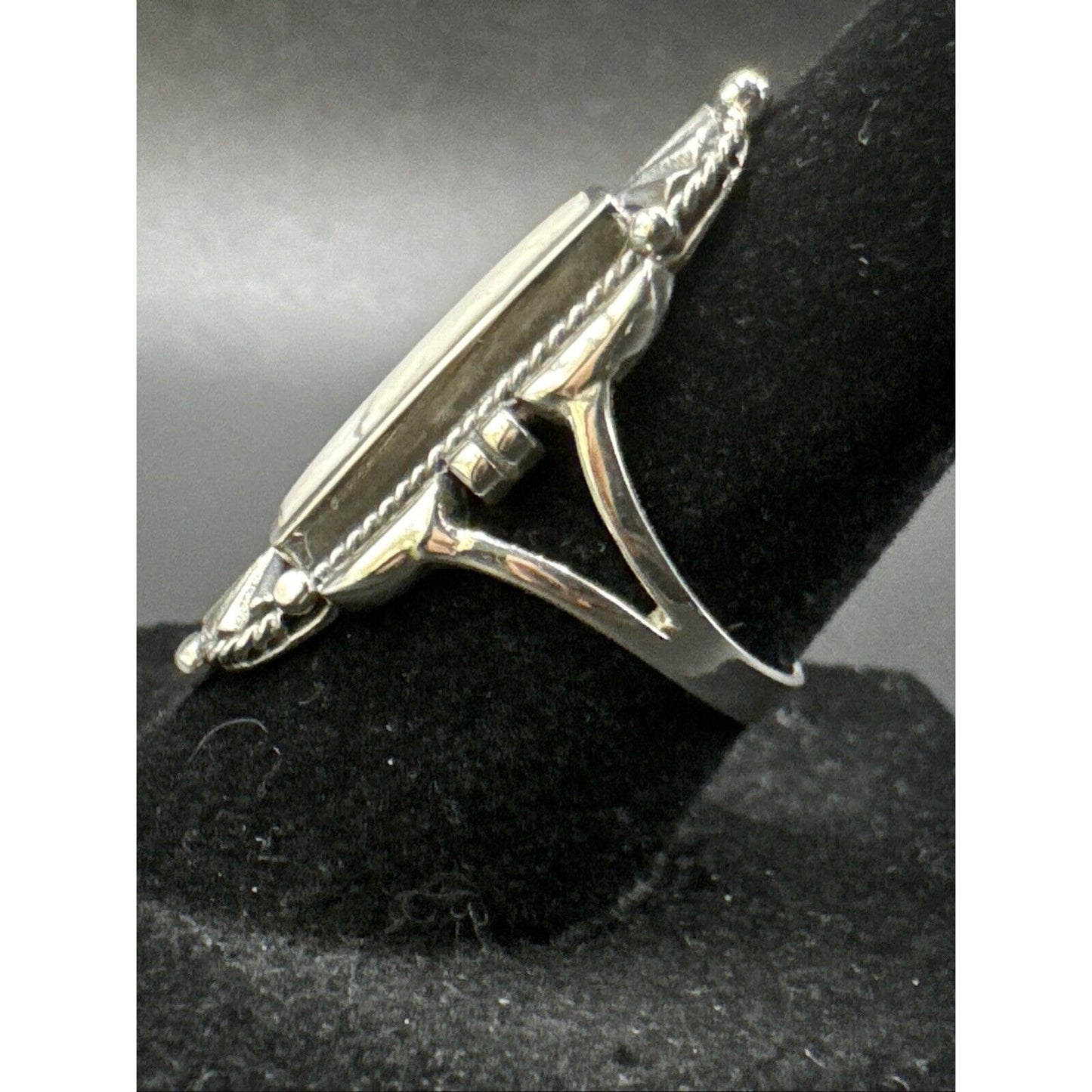 New Condition Sterling Silver 7RI24 White Buffalo Ring Size 9.75