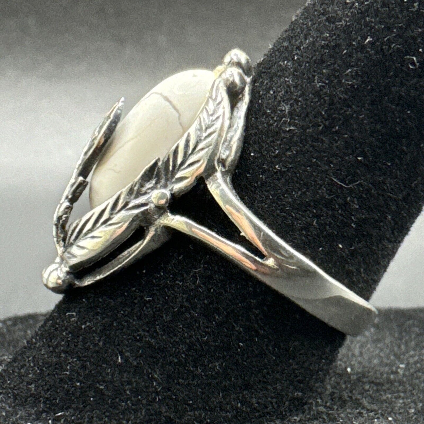 New Condition 7RI24 White Buffalo Sterling Silver Feathers Ring 925 Size 6.5