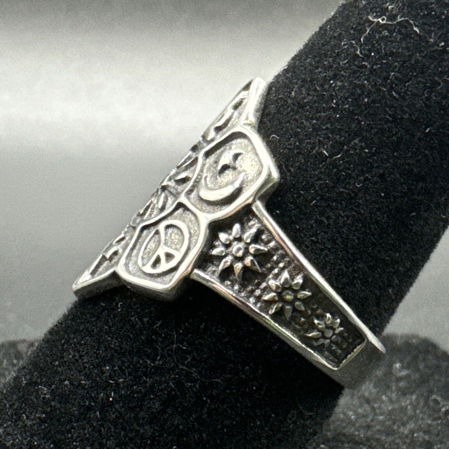 New Condition Sterling Silver Symbols Flowers Ring 925 Size 6.50