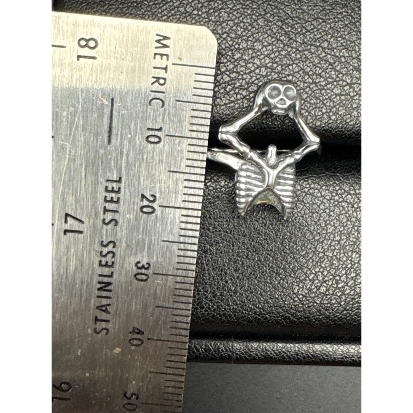 New Condition Sterling Silver Headless Skeleton Skull Ring Size 7