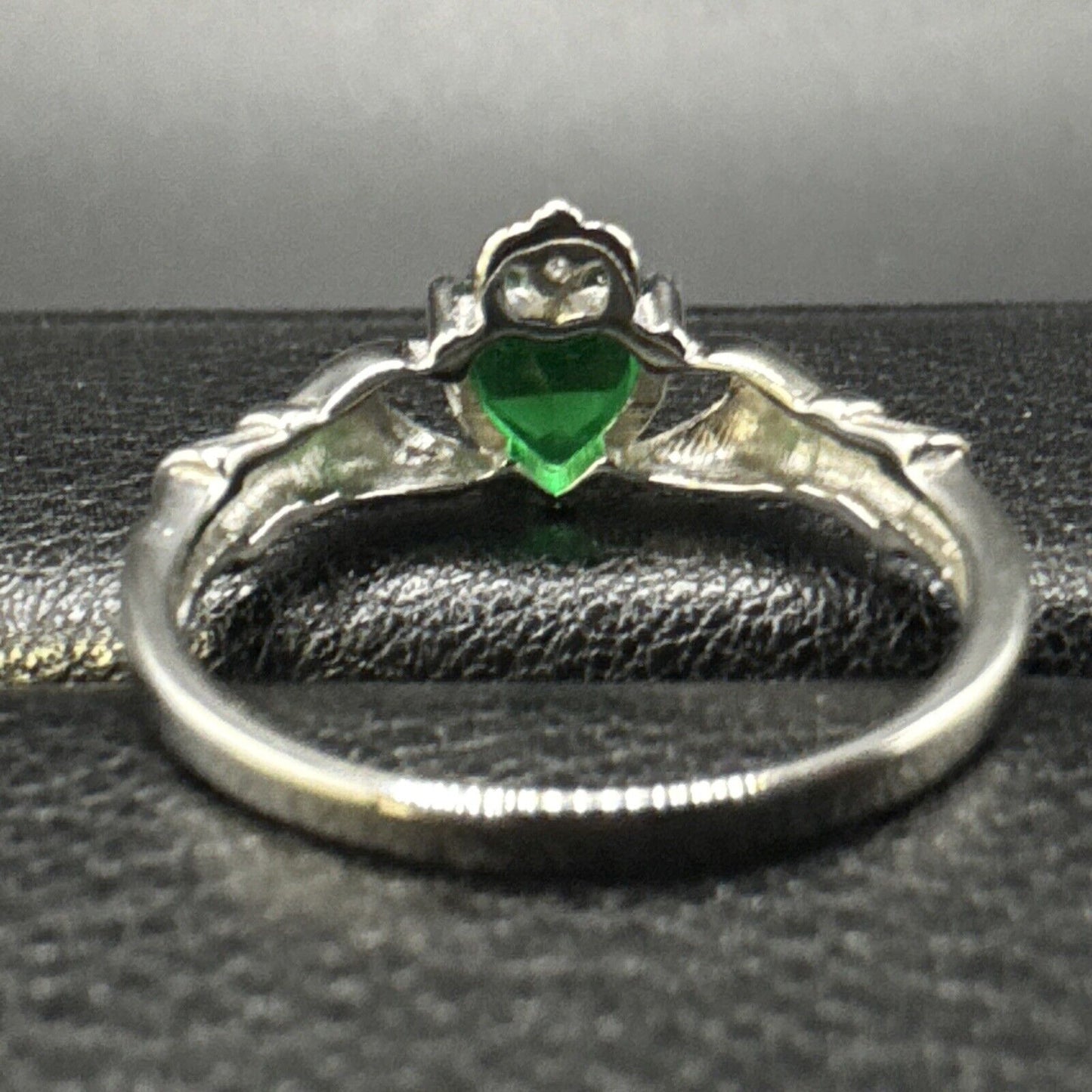 New Condition Sterling Silver Green CZ Claddagh Ring 925 Size 7