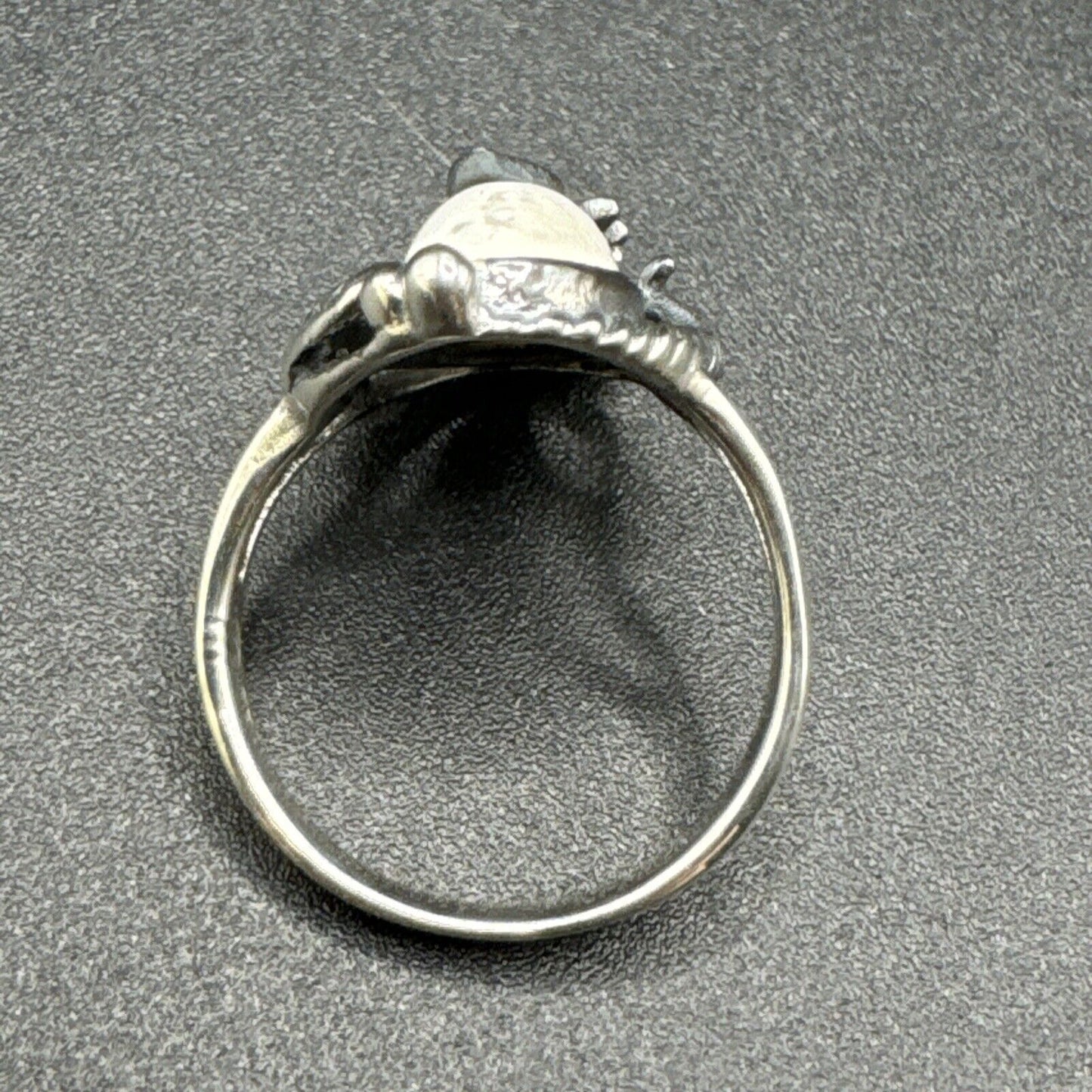 New Condition 7RI24 White Buffalo Sterling Silver Feathers Ring 925 Size 6.5