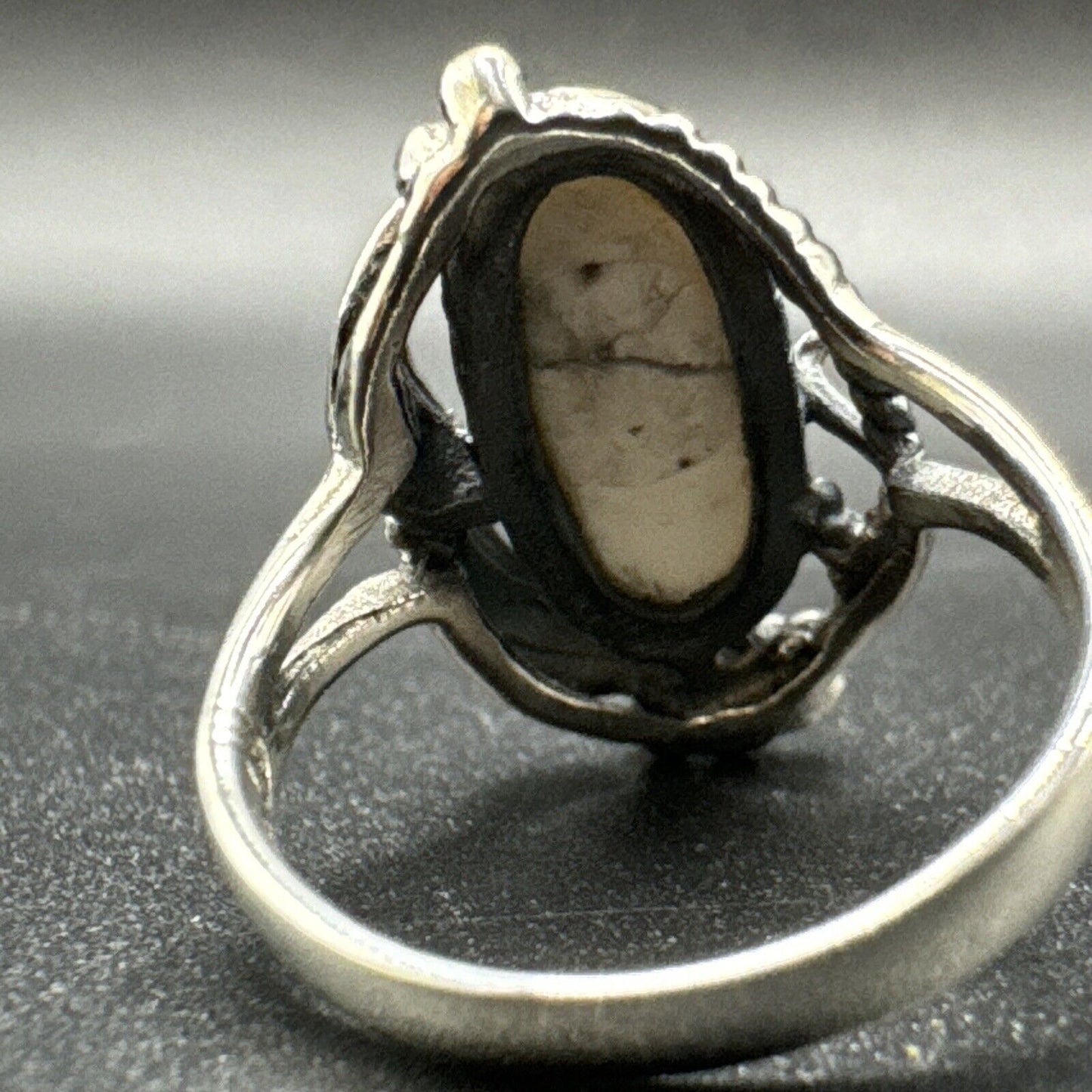 New Condition 7RI24 White Buffalo Sterling Silver Feathers Ring 925 Size 6.5