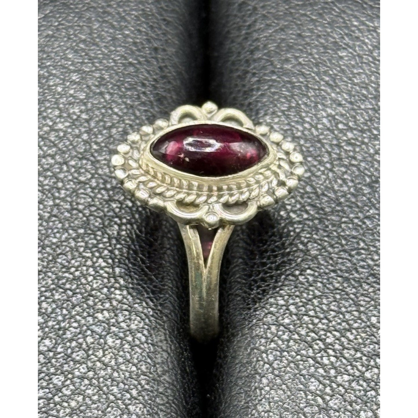 EUC Sterling Silver Genuine Garnet Seed Bezel Ring Size 7.00 925 Q21