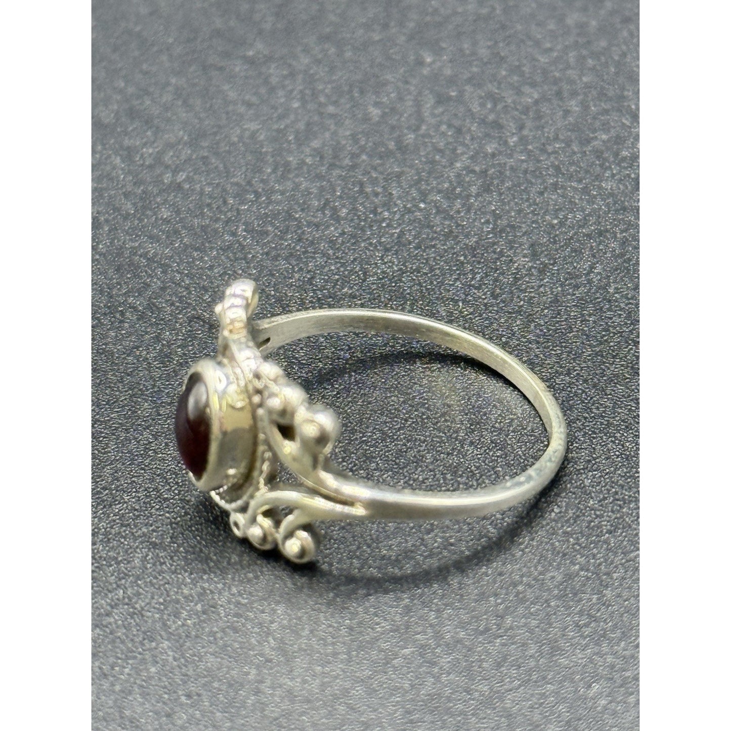 EUC Sterling Silver Genuine Garnet Bezel Ring Size 8.00 925 Q21