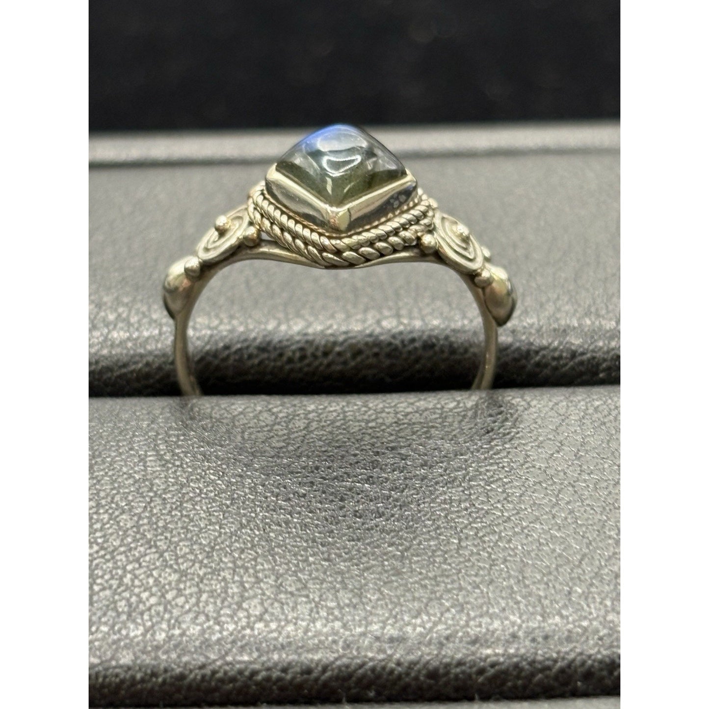 EUC Sterling Silver Genuine labradorite Dainty Ring Size 8 W23