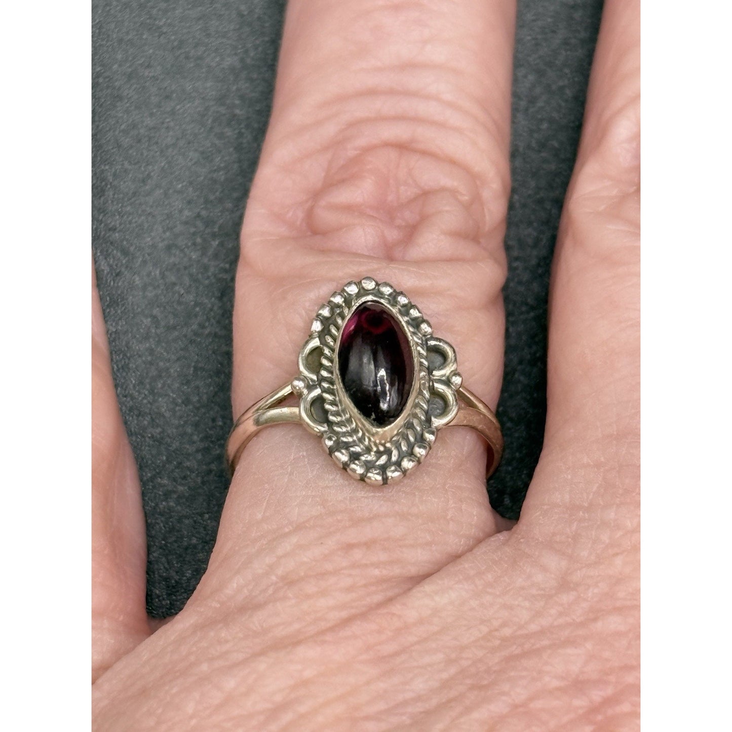 EUC Sterling Silver Genuine Garnet Seed Bezel Ring Size 7.00 925 Q21