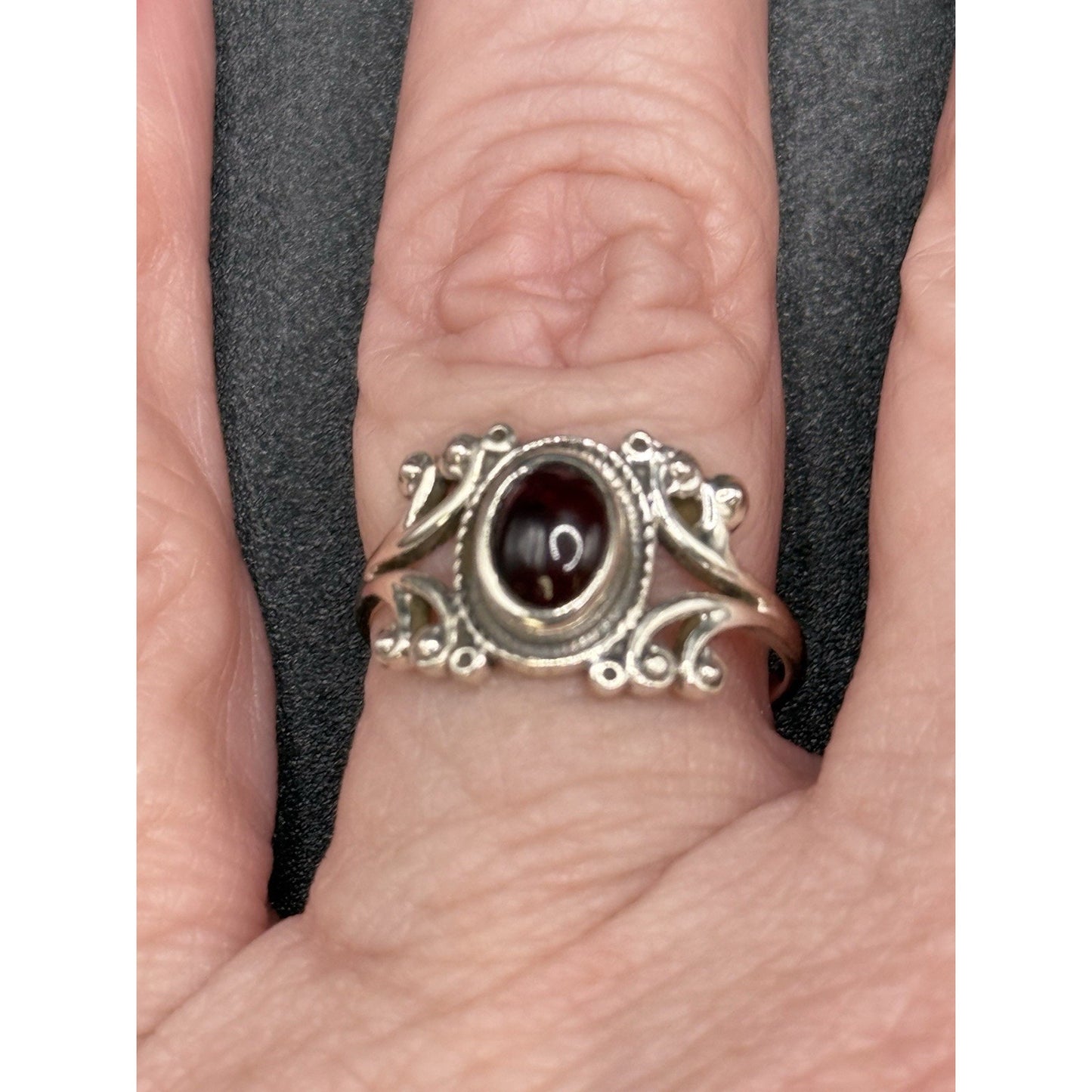 EUC Sterling Silver Genuine Garnet Bezel Ring Size 8.00 925 Q21