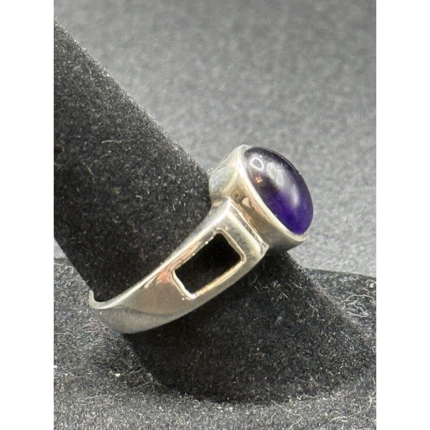 Excellent Used Condition Genuine Amethyst Ring Size 7.00 P19