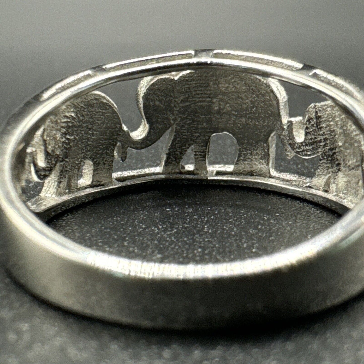 New Condition Sterling Silver CZ Marching Elephants Ring 925 Size 7