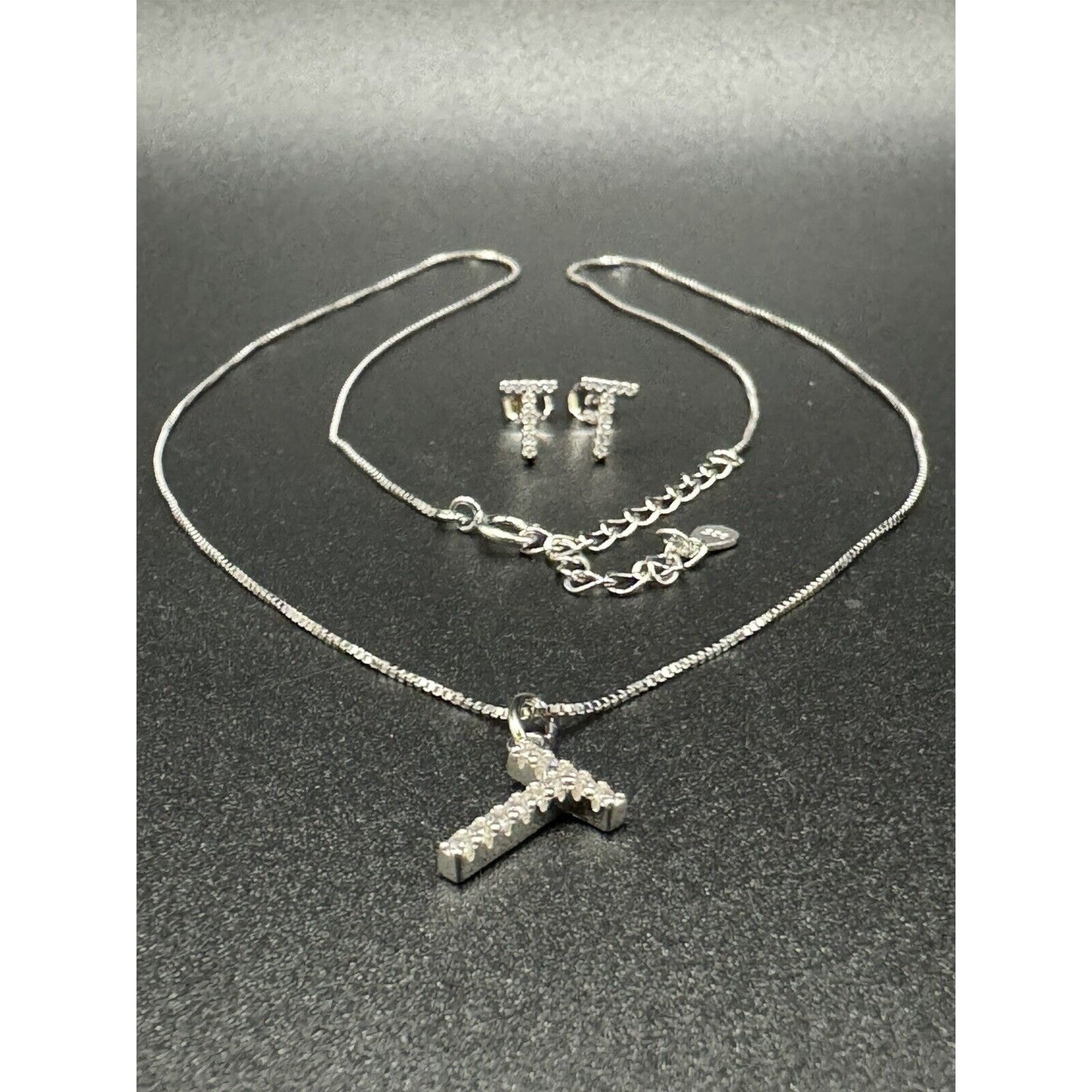 New Condition Sterling Silver Cubic Zirconia Letter “T” Pendant Necklace 925
