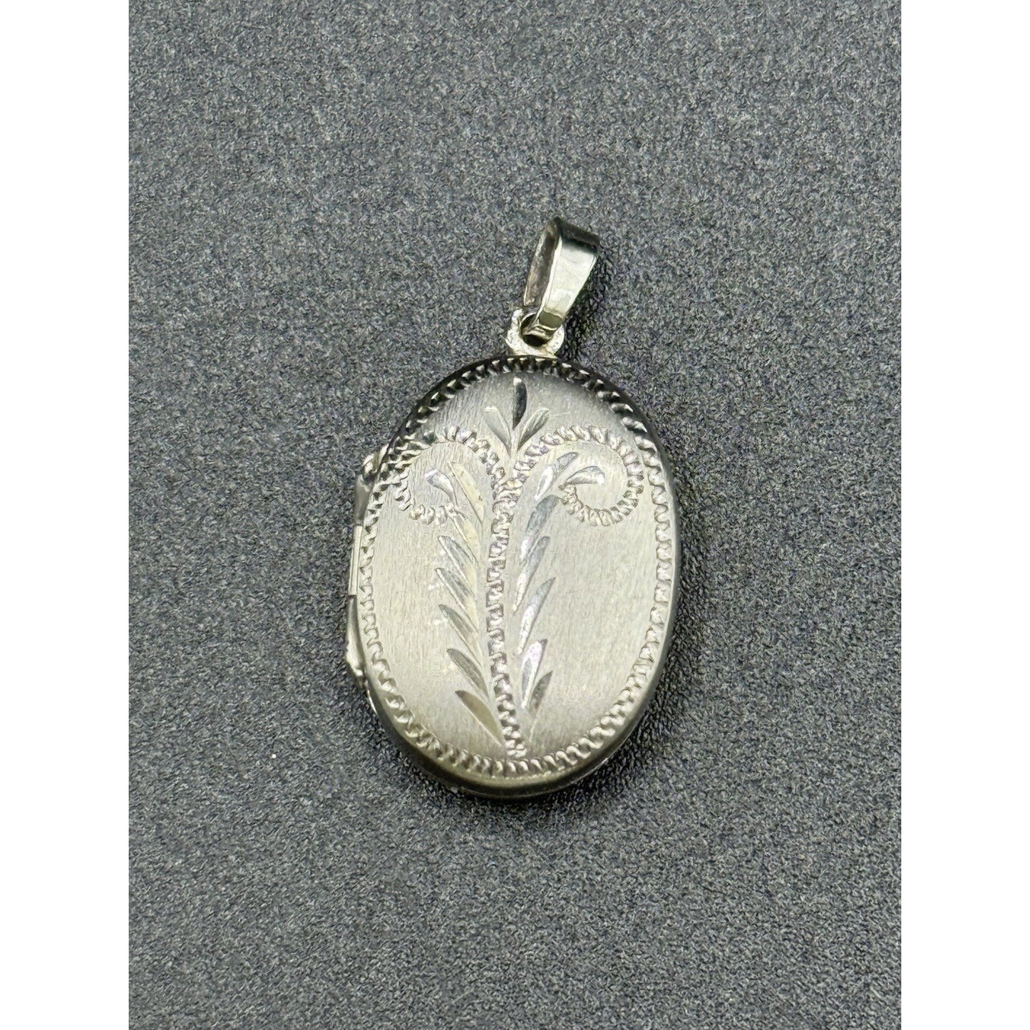 Excellent Used Condition Sterling Silver Oval Locket 20MM 925 R8
