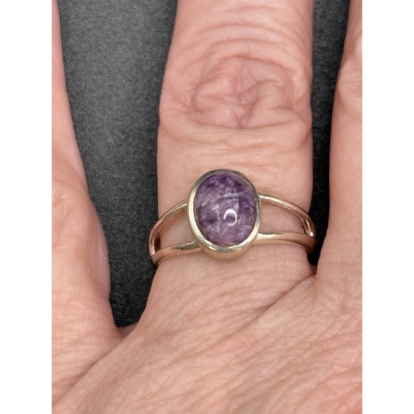 EUC Genuine Amethyst Cabachon Ring Size 7.00 Q21