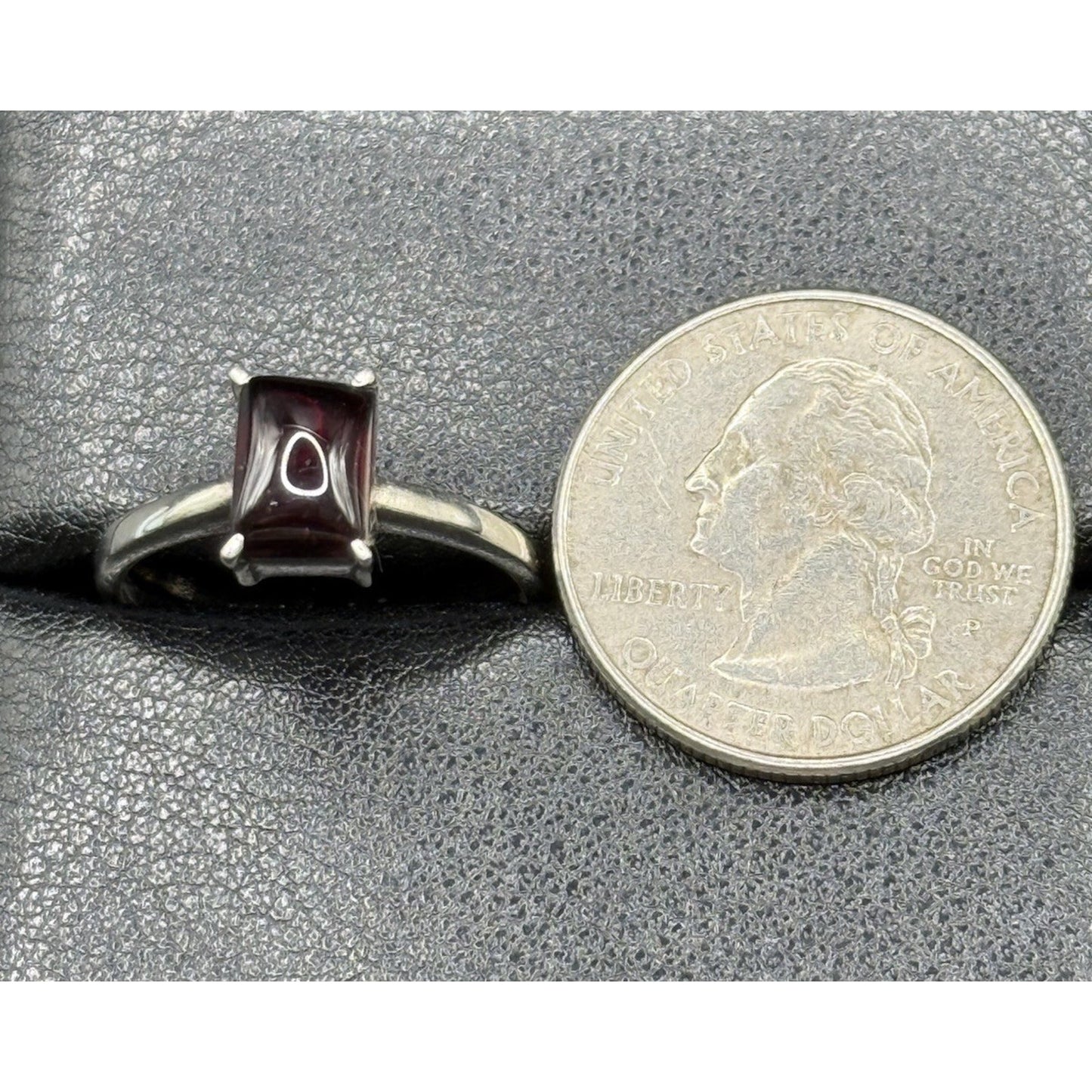 Excellent Used Condition Sterling Silver Rectangular Can Garnet Ring Size 9 P19