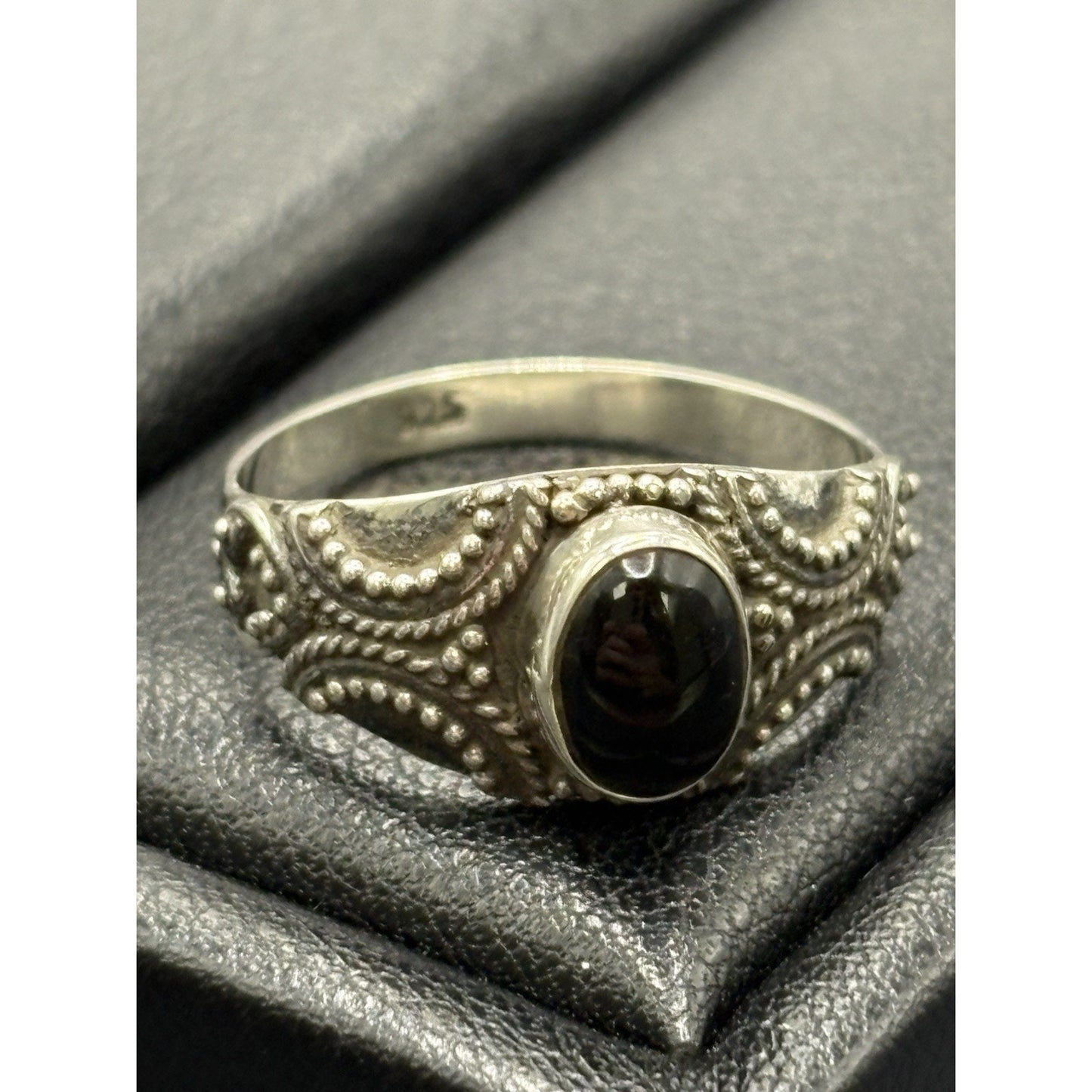 New Condition Sterling Silver Onyx Bali Style Ring Size 7