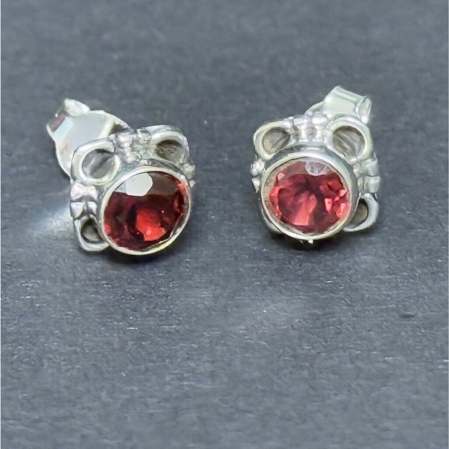 New Condition Sterling Silver Genuine Garnet Stud Earrings 925 5MM