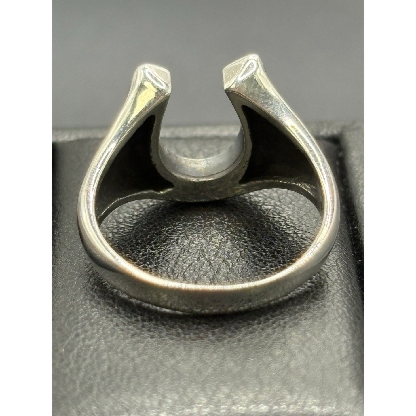 New Condition Sterling Silver White Jasper Horseshoe Ring Size 9