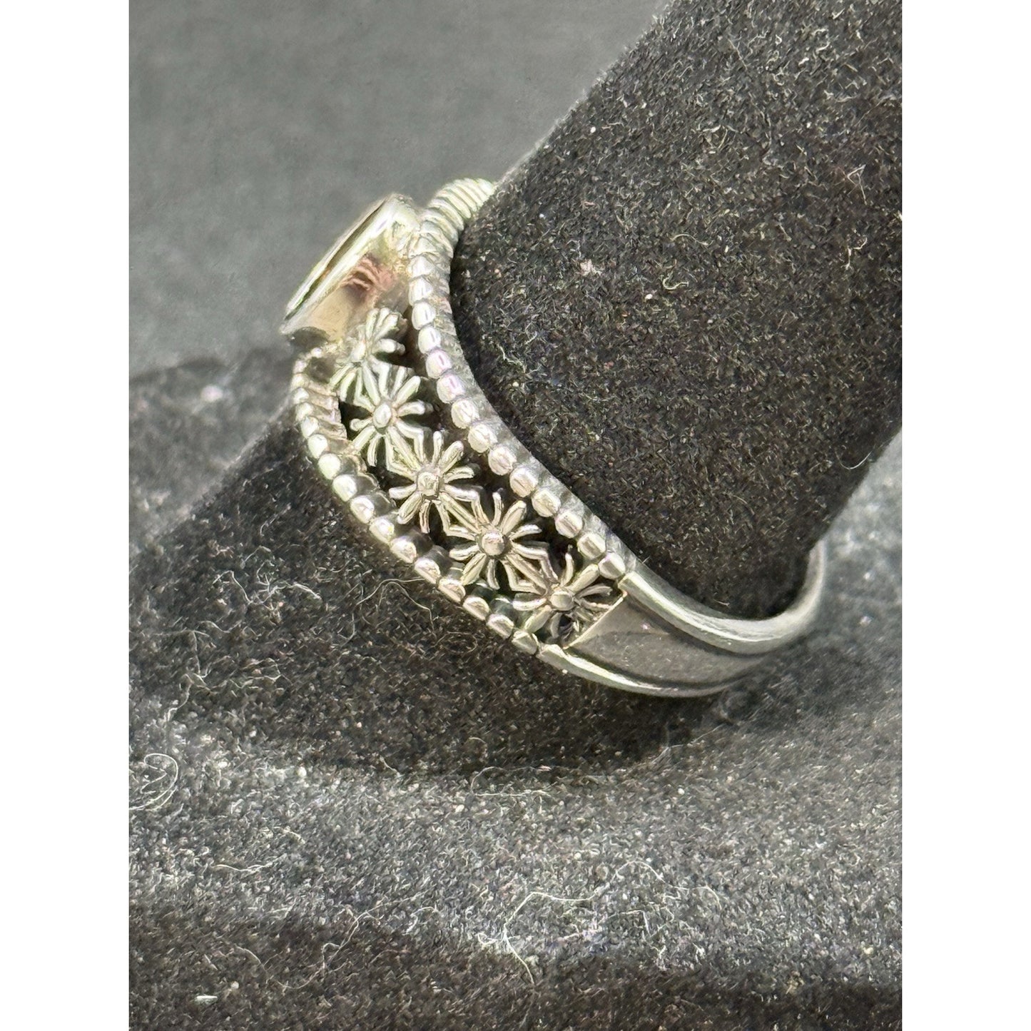 New Condition Sterling Silver Garnet Flowers Ring Size 7.00
