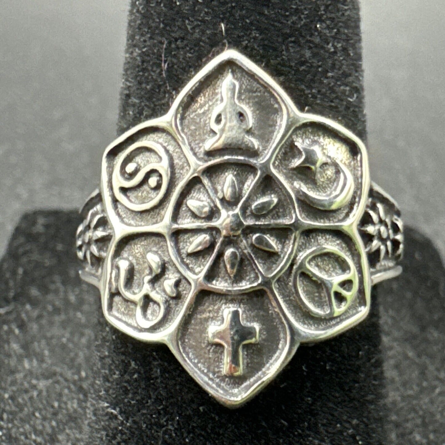 New Condition Sterling Silver Symbols Flowers Ring 925 Size 6.50