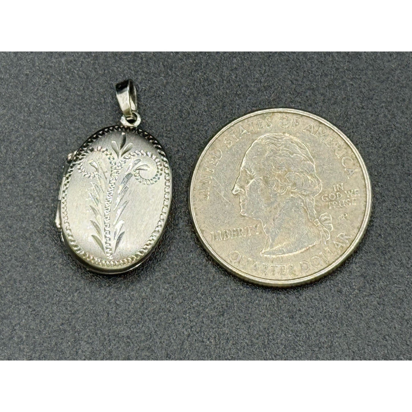 Excellent Used Condition Sterling Silver Oval Locket 20MM 925 R8