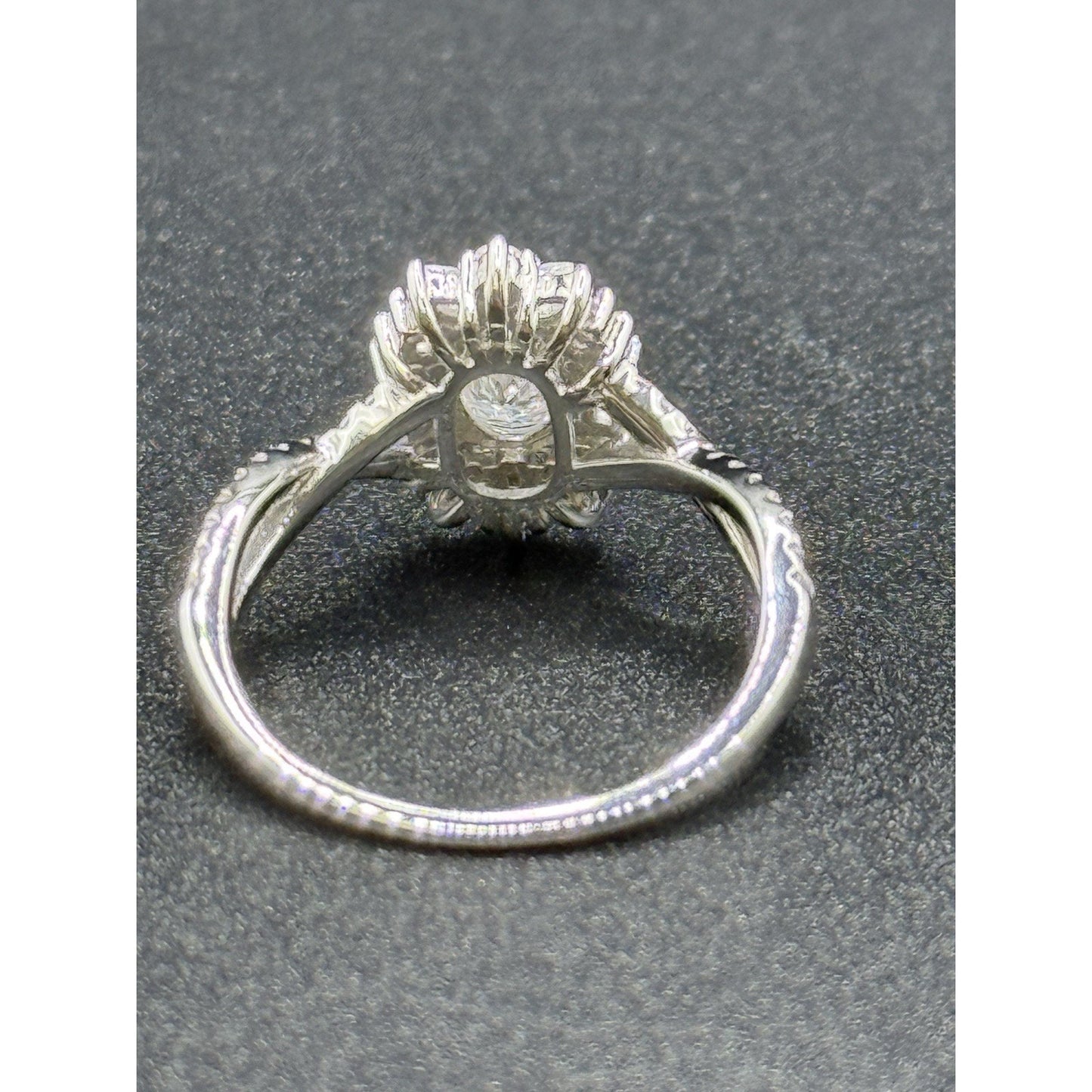 New Condition Sterling Silver Moissanite Oval Center Stone Ring Size 7.00 GRA