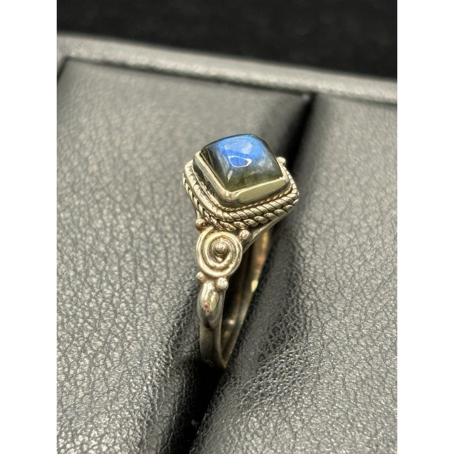 EUC Sterling Silver Genuine labradorite Dainty Ring Size 8 W23