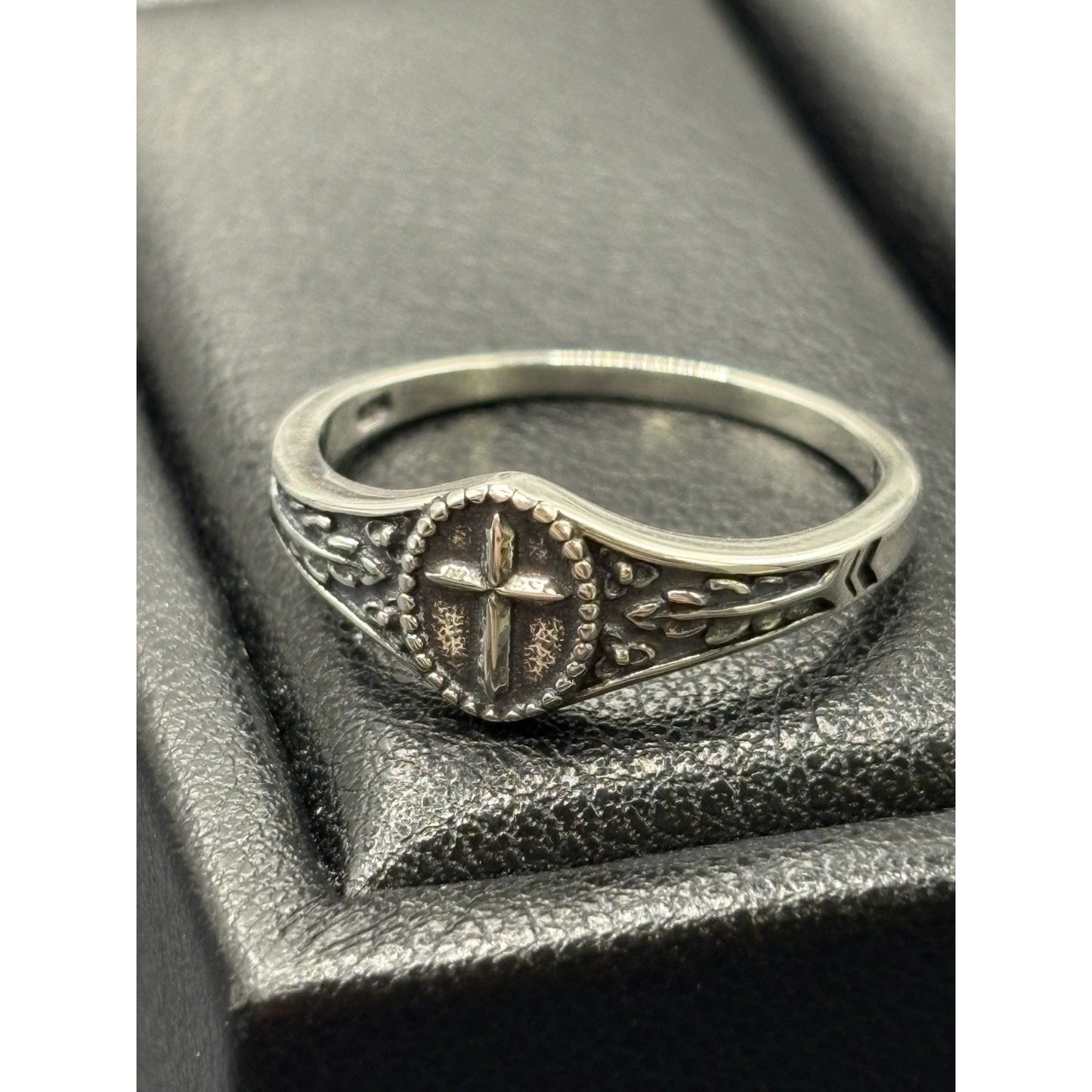 New Condition Sterling Silver Cross Tree Ring Size 7