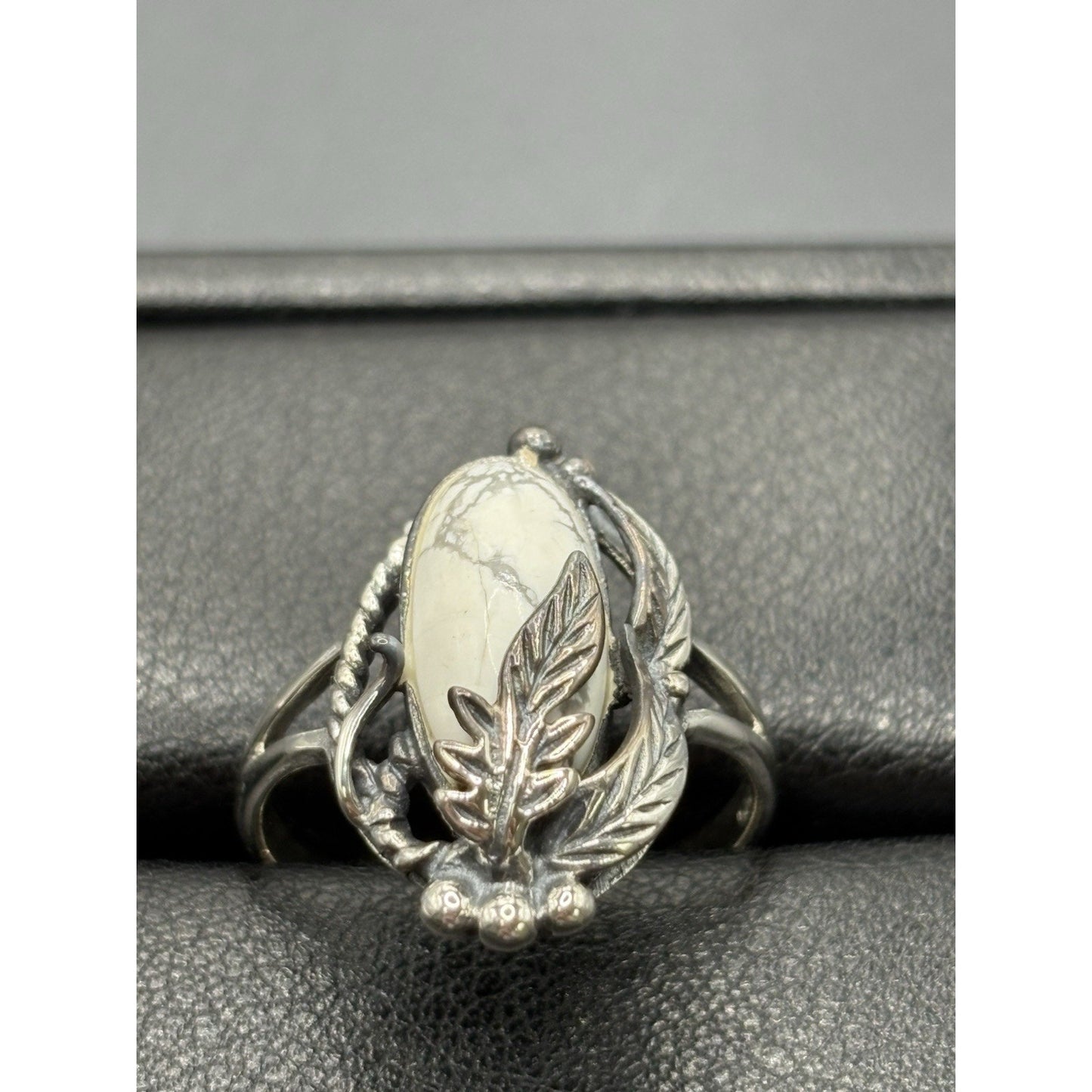 New Condition White Buffalo Sterling Silver Feather Ring Size 10