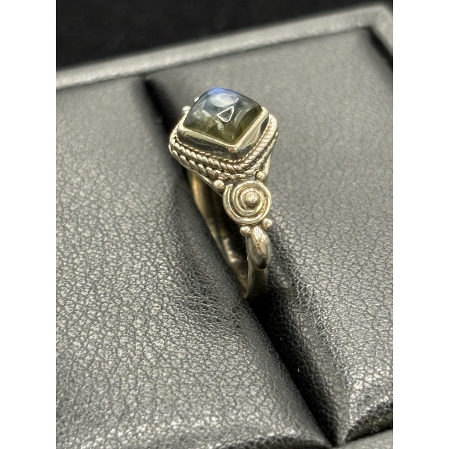 EUC Sterling Silver Genuine labradorite Dainty Ring Size 8 W23