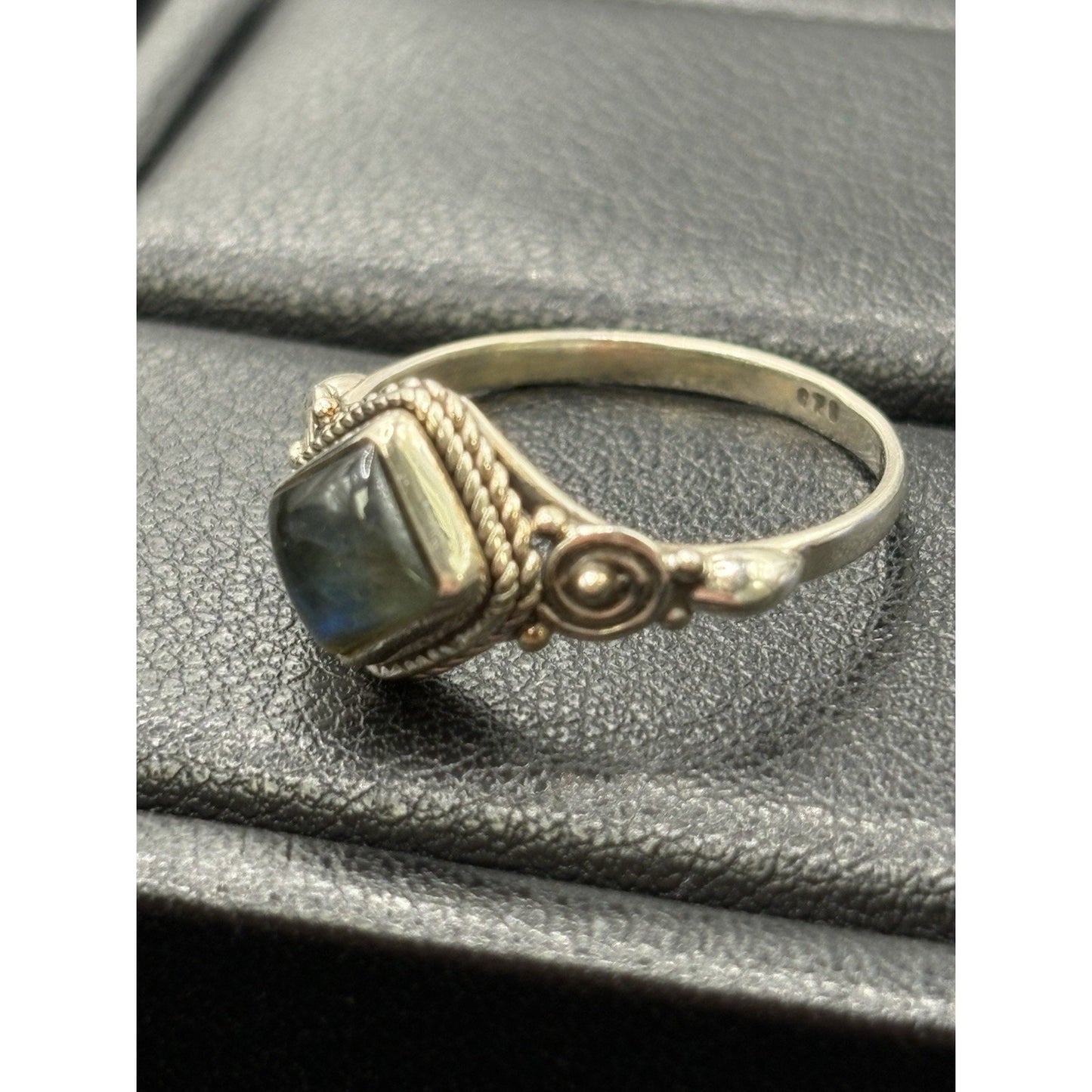 EUC Sterling Silver Genuine labradorite Dainty Ring Size 8 W23