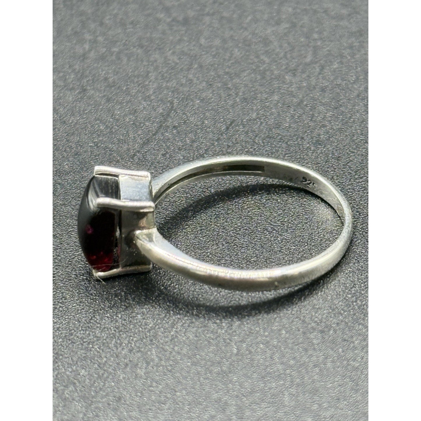 Excellent Used Condition Sterling Silver Rectangular Can Garnet Ring Size 9 P19