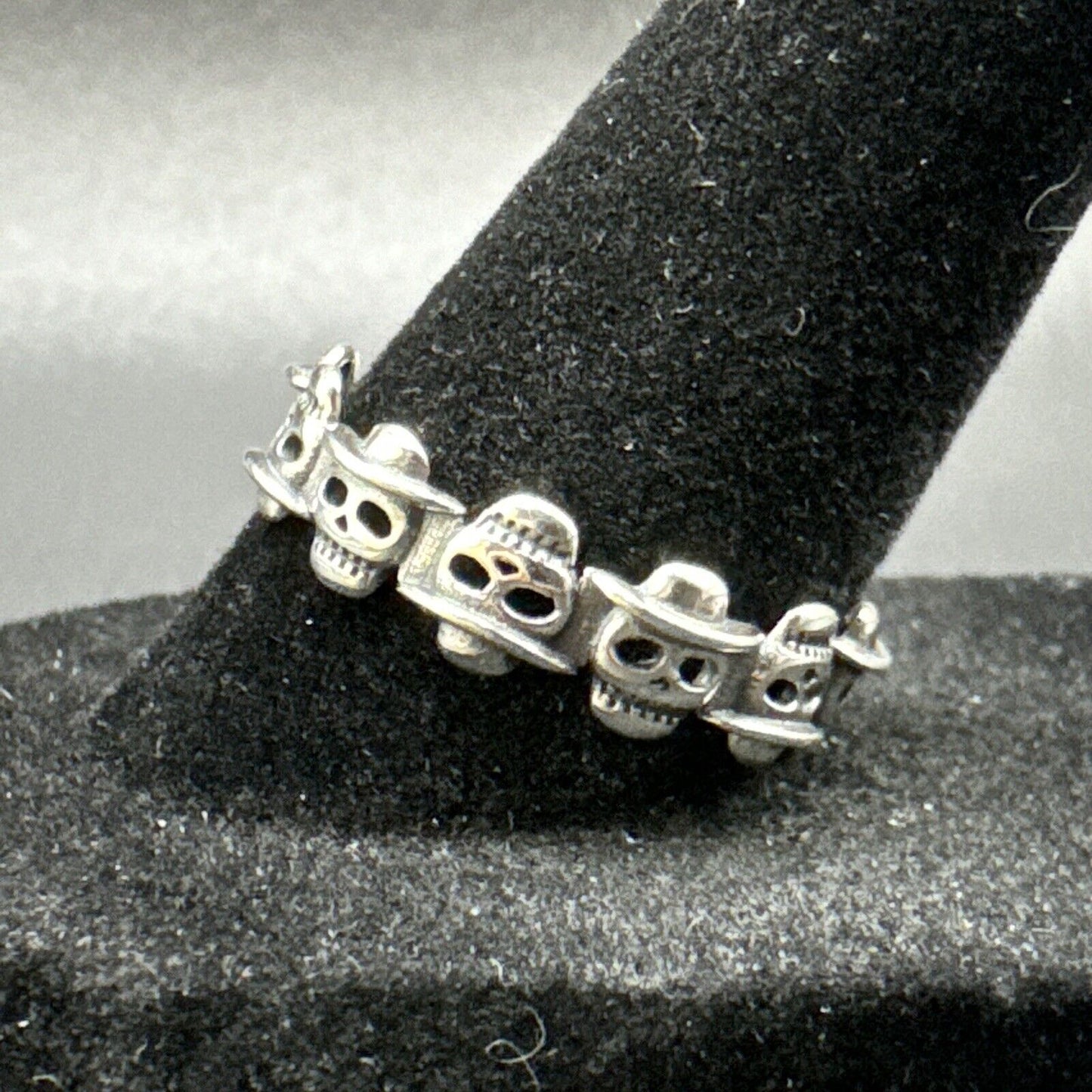 New Condition Sterling Silver 7RI24 Tiny Skulls In Bowler Hats Ring Size 10