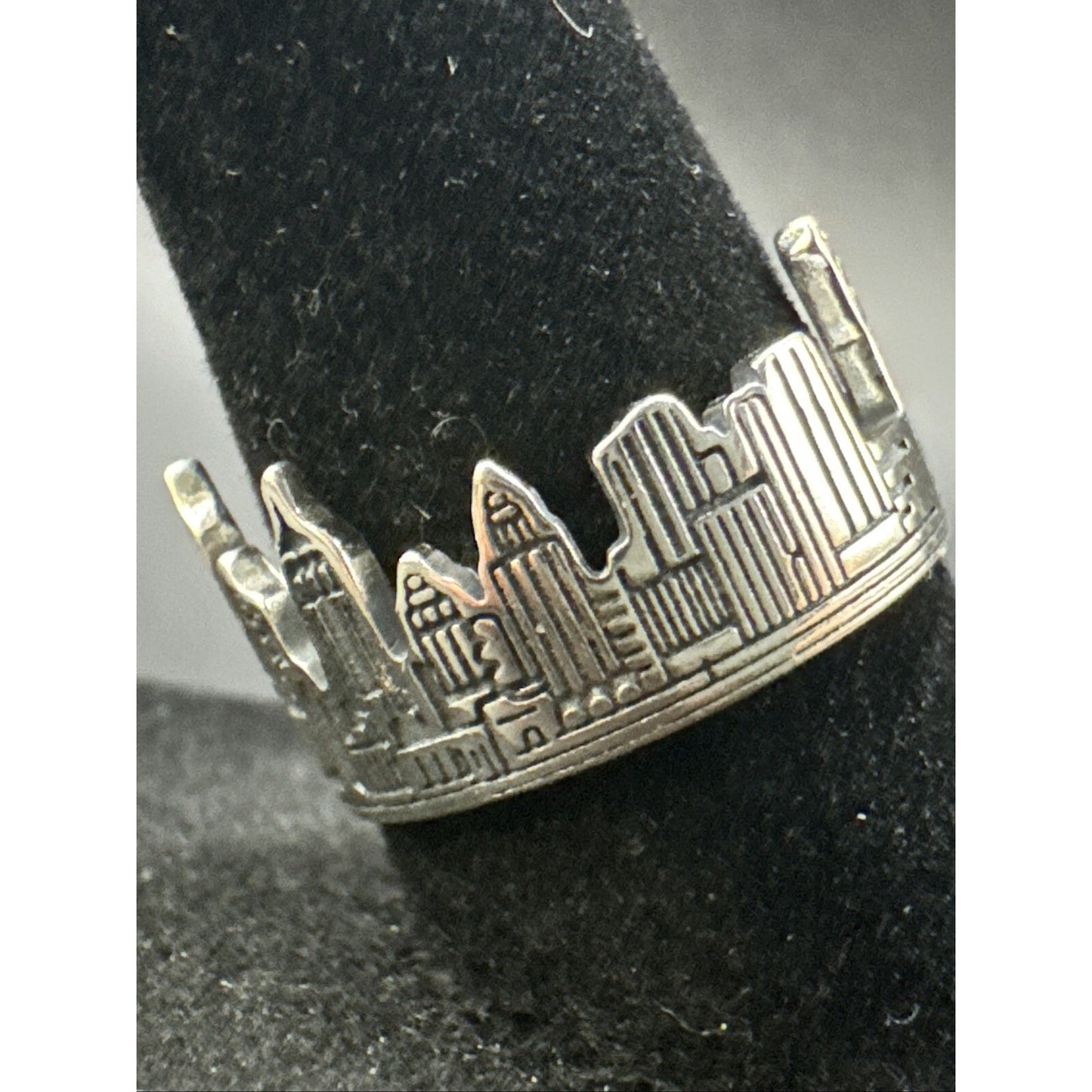 New Condition Sterling Silver New York Skyline Ring 925 Size 7.00