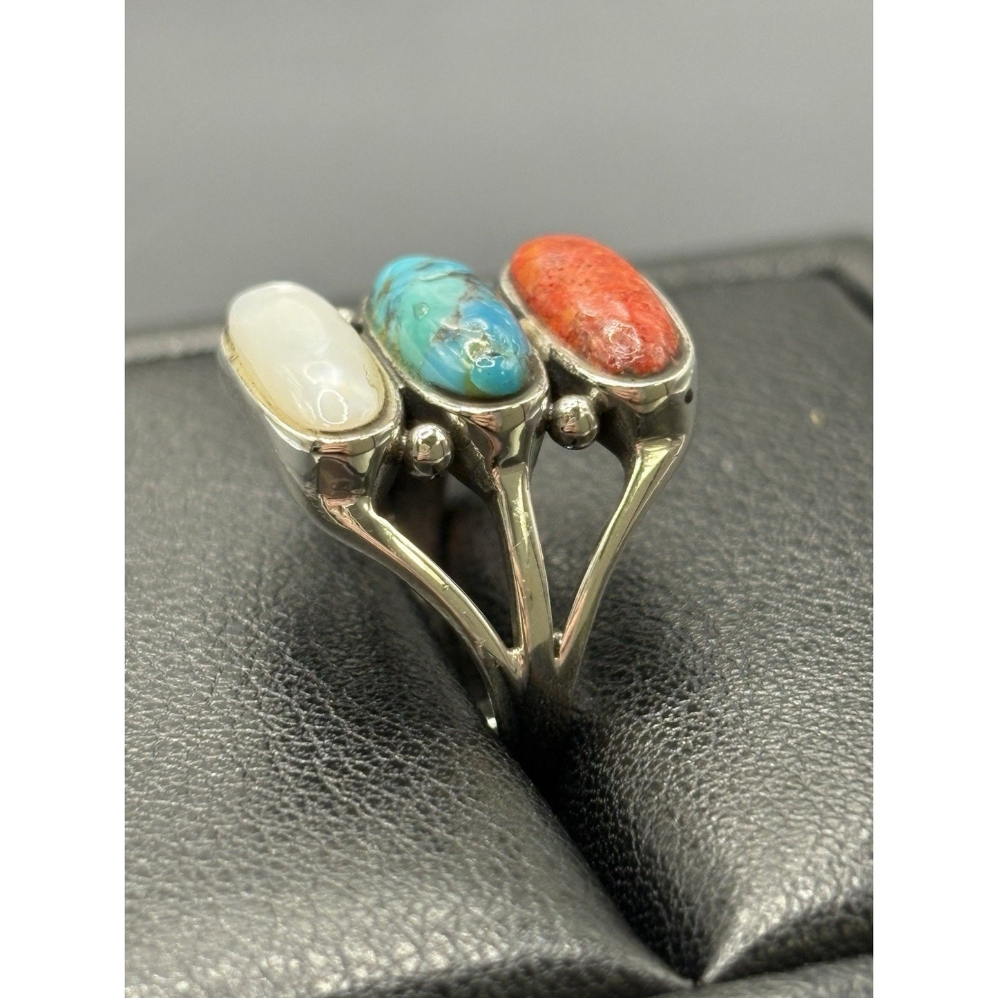 New Condition Sterling Silver Mother Pearl Turquoise Coral Ring Size 8 Y02