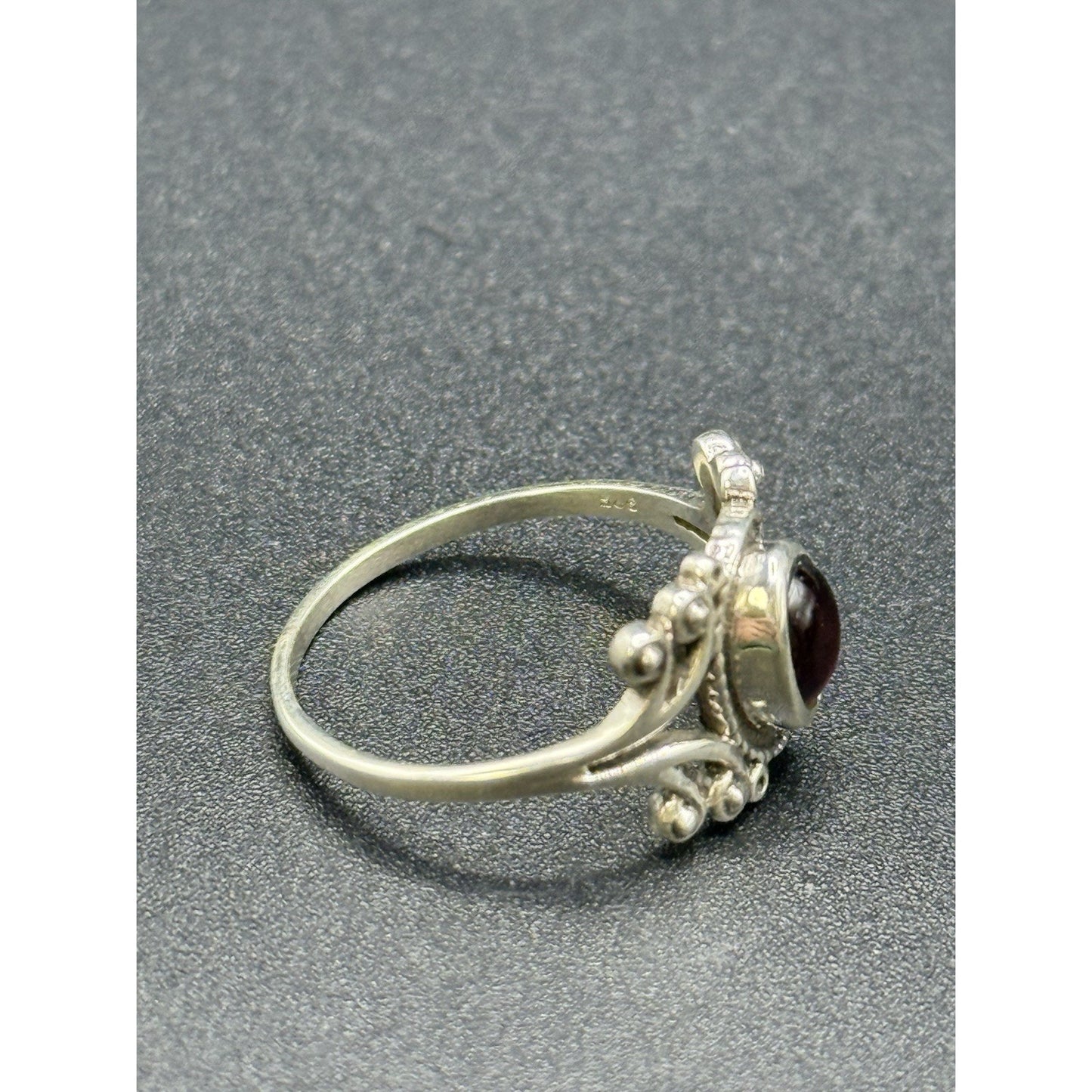 EUC Sterling Silver Genuine Garnet Bezel Ring Size 8.00 925 Q21