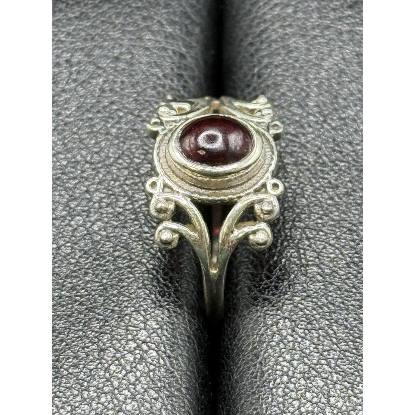 EUC Sterling Silver Genuine Garnet Bezel Ring Size 8.00 925 Q21