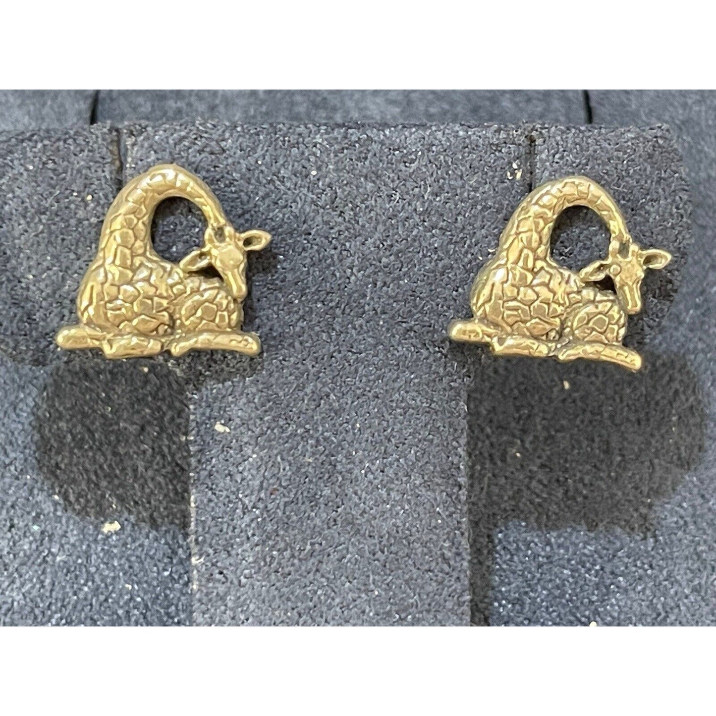 Adorable Giraffe Laying Down Sterling Silver Stud Earrings 925 P20