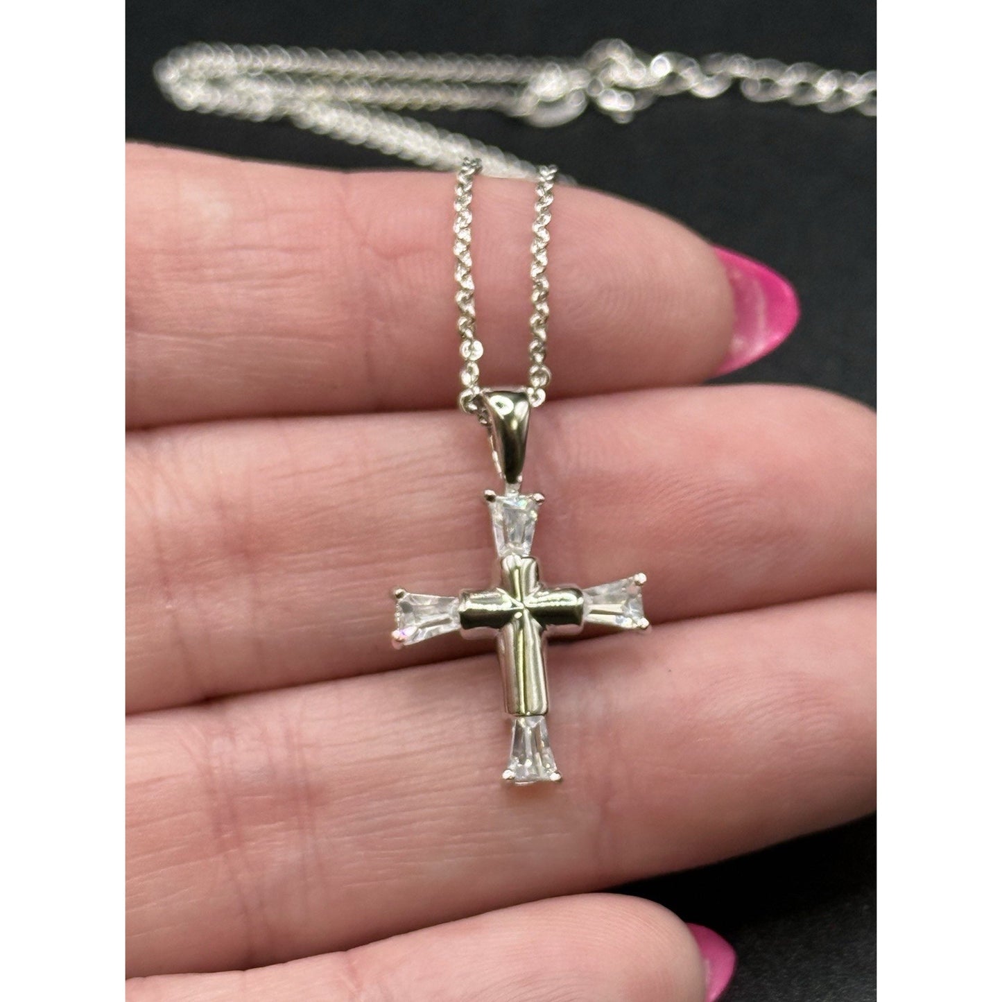 New Condition 18” Sterling Silver Cubic Zirconia Cross Pendant Necklace