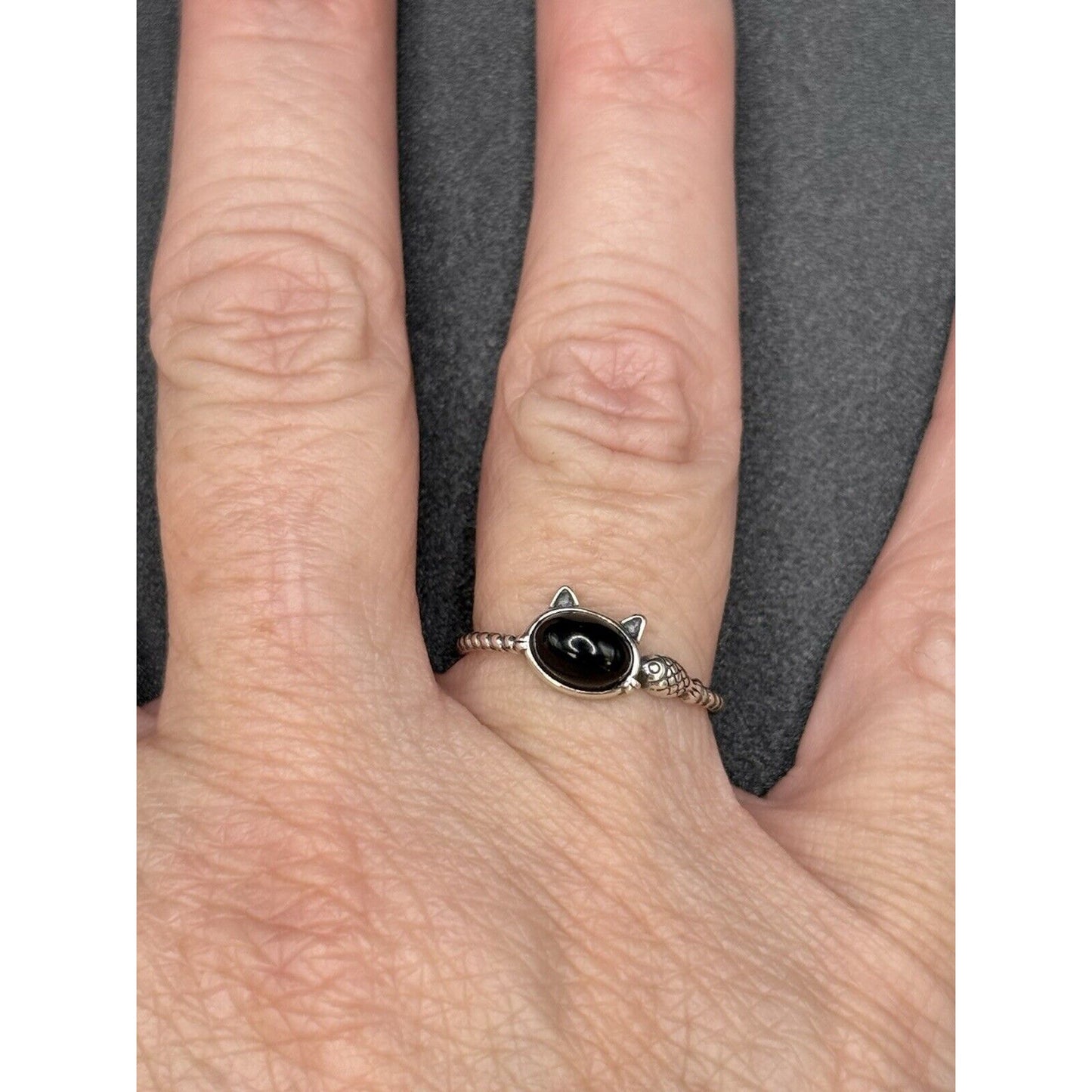 New Condition Sterling Silver Dainty Cat Fish Onyx Ring Size 7.00