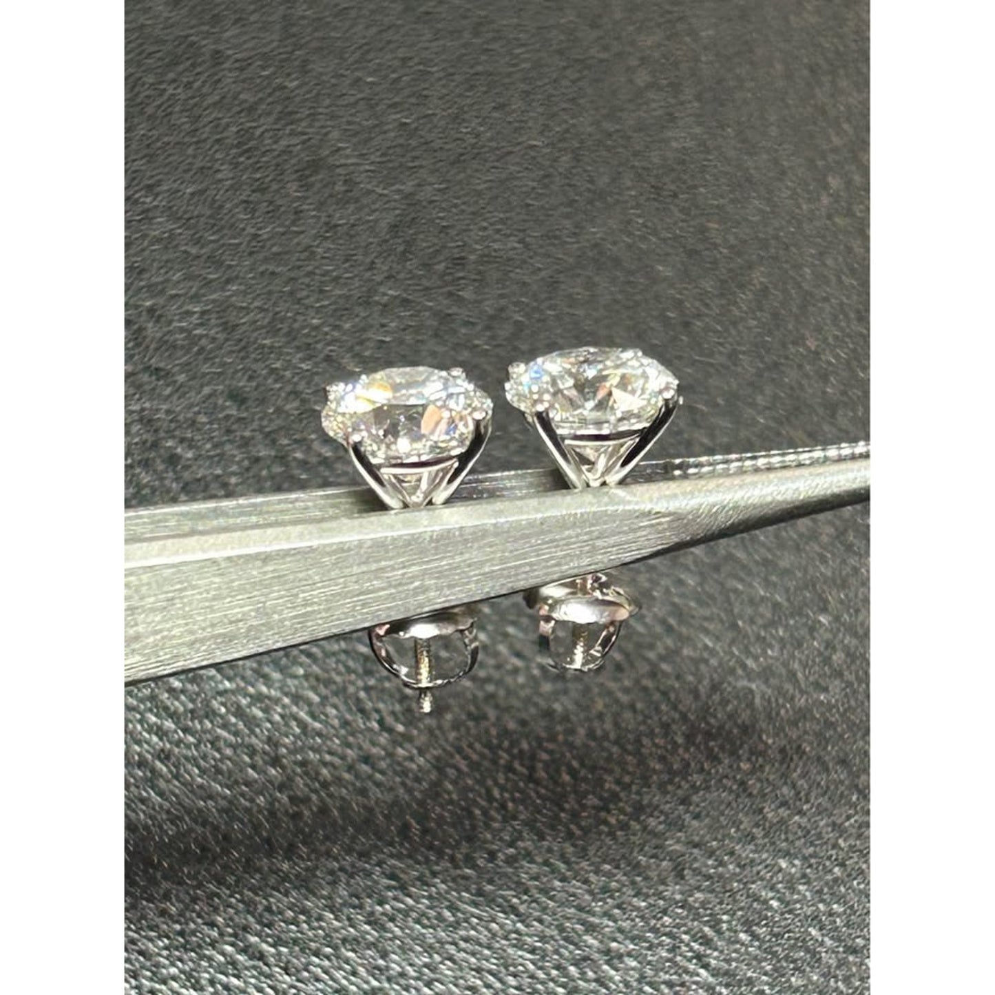 3.09 Total weight Round Brilliant Lab Grown Diamond F Color VS2 Clarity IGI Certified