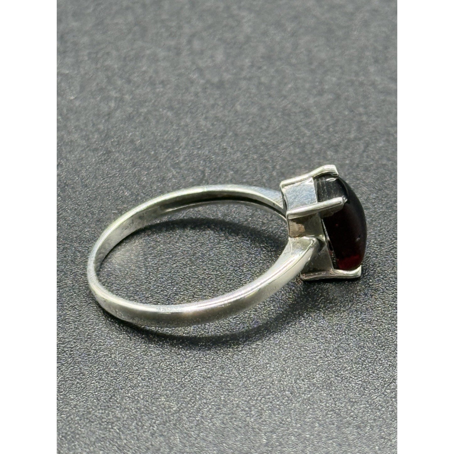 Excellent Used Condition Sterling Silver Rectangular Can Garnet Ring Size 9 P19