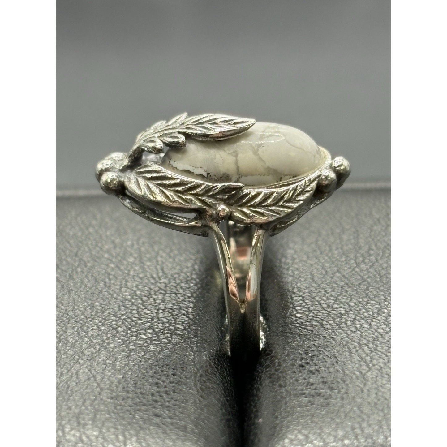 NewCondition SterlingSilver White Buffalo Feather Bezel Ring 4g 23mm 925 Size 7
