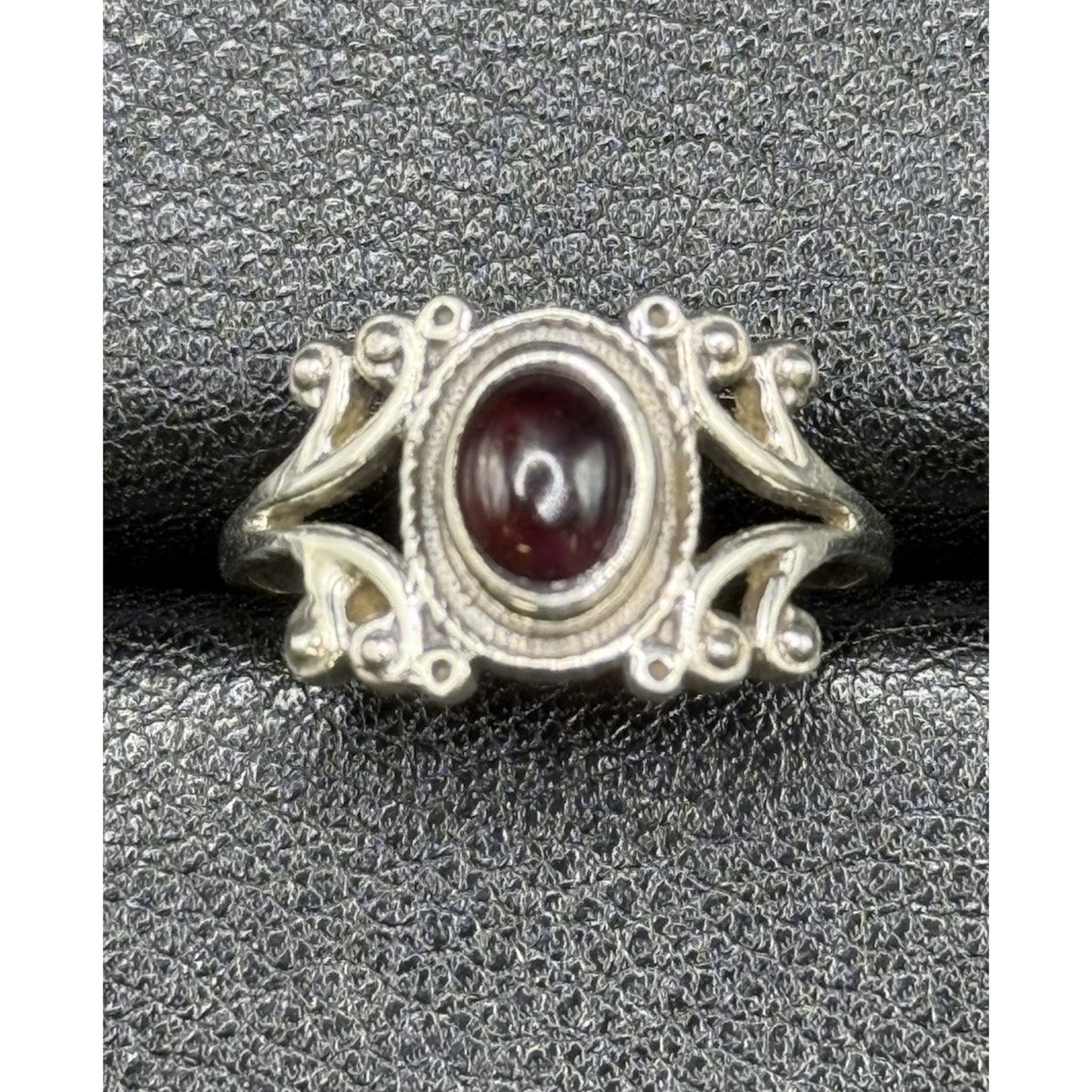 EUC Sterling Silver Genuine Garnet Bezel Ring Size 8.00 925 Q21