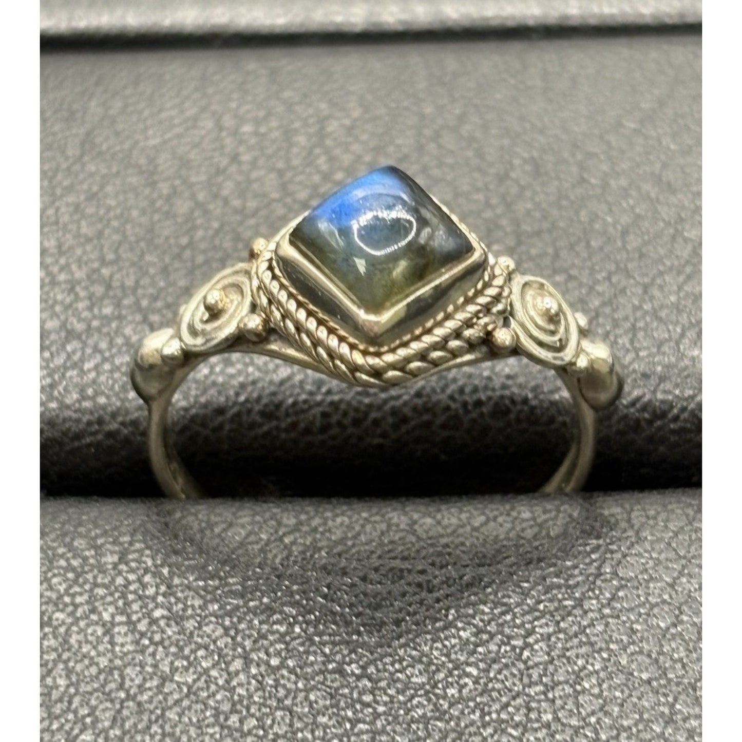 EUC Sterling Silver Genuine labradorite Dainty Ring Size 8 W23